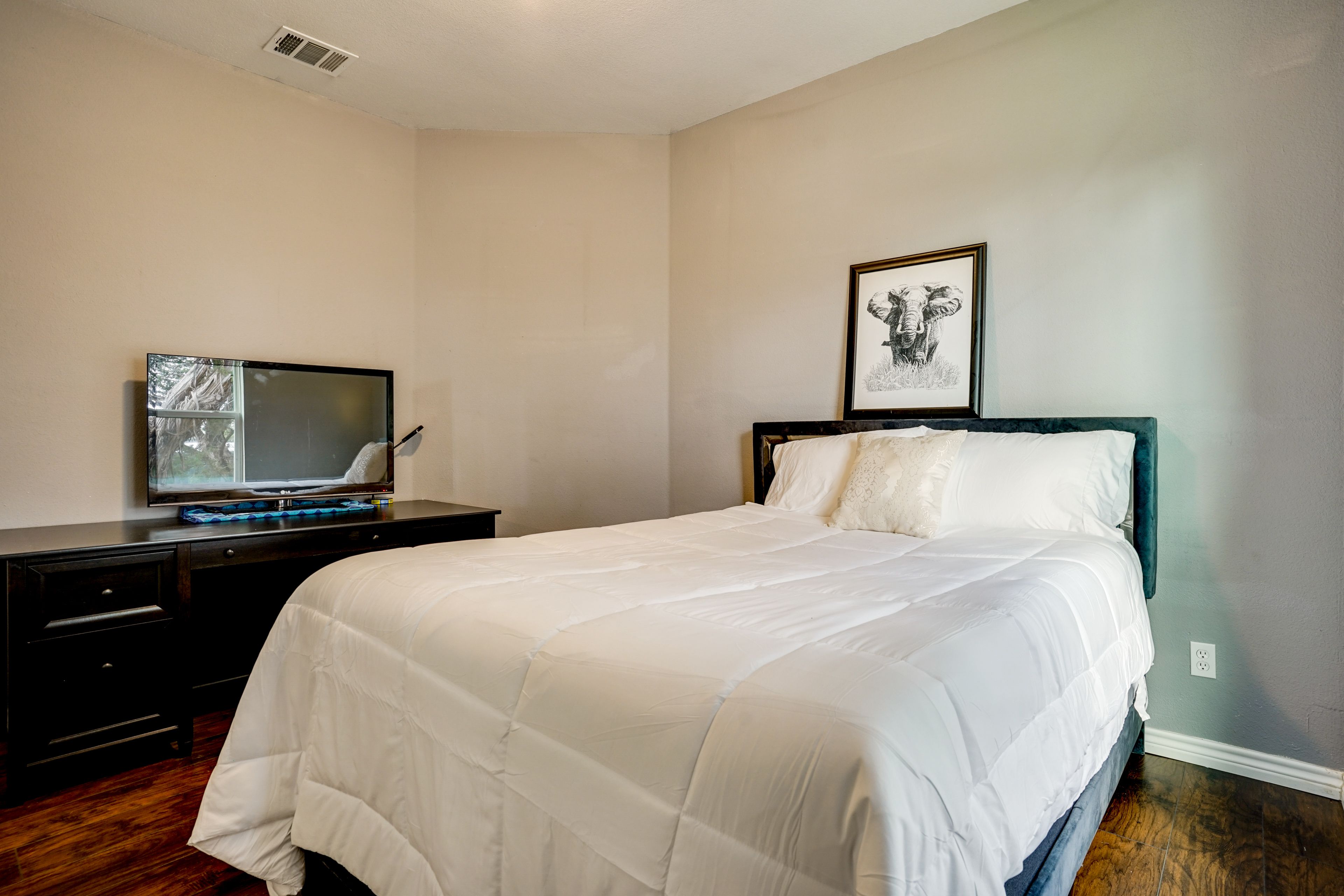 Bedroom 3 | Queen Bed