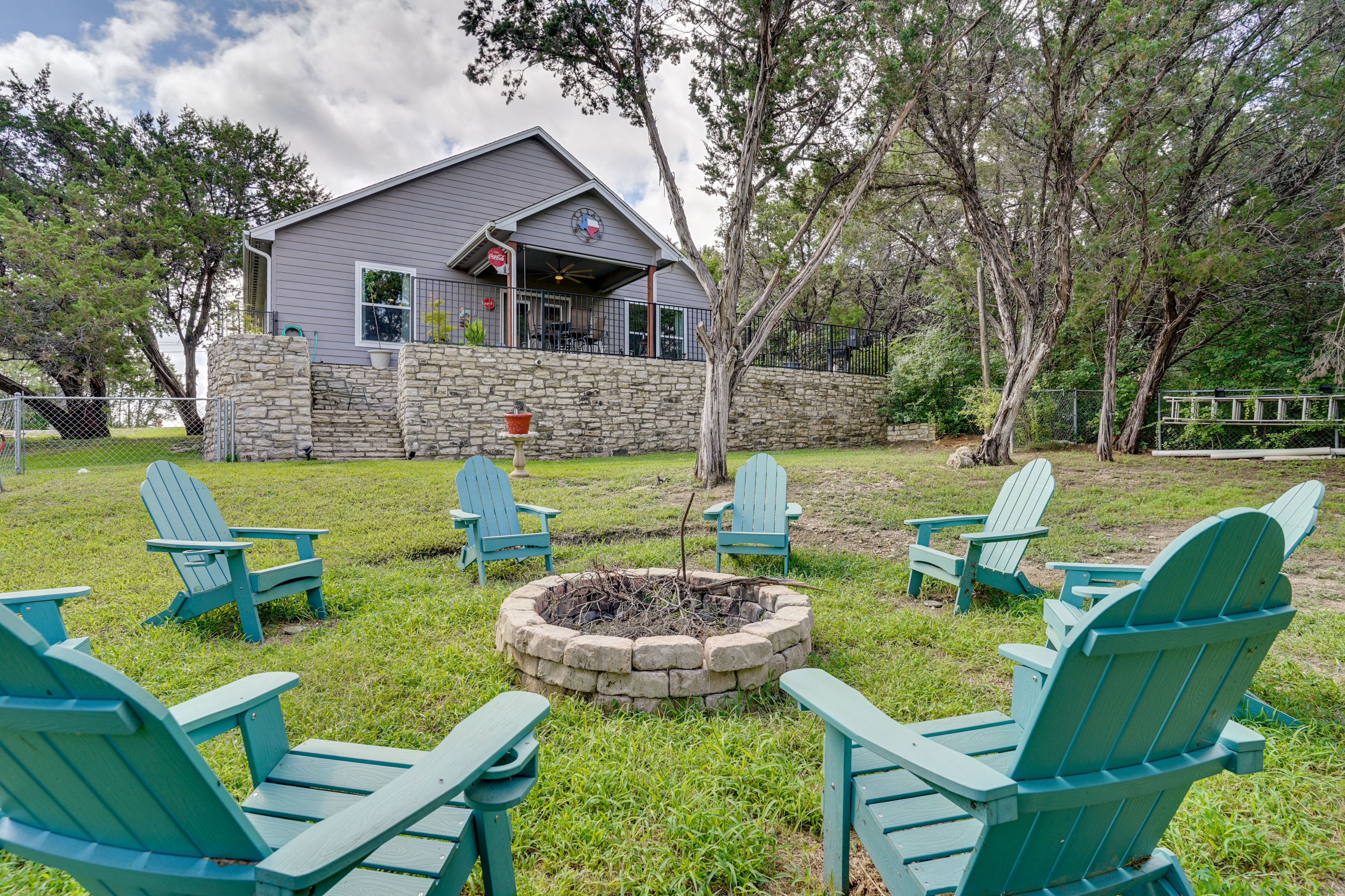 Private Yard | Fire Pit w/ Seating
