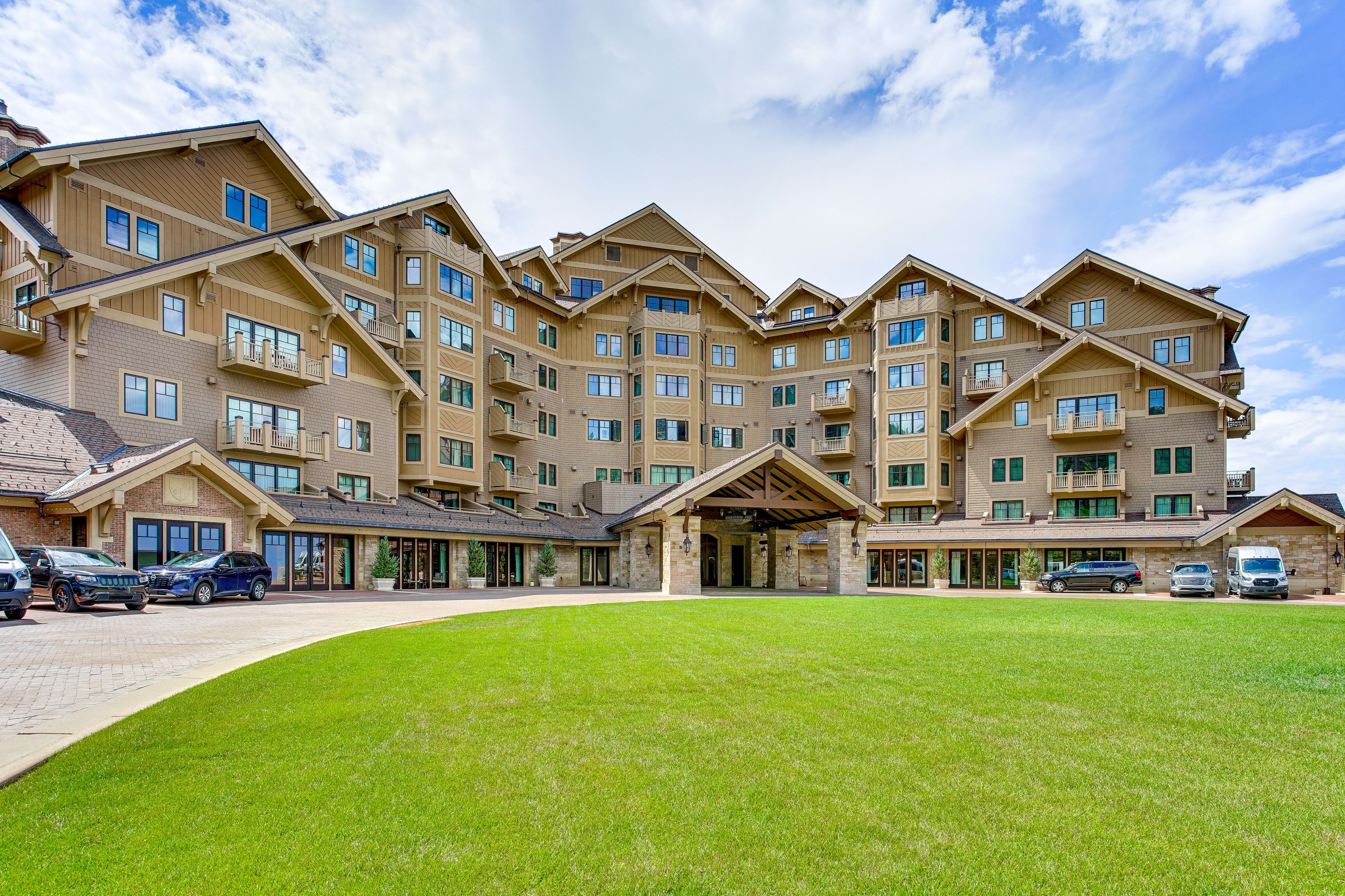 Exterior | Valet Parking