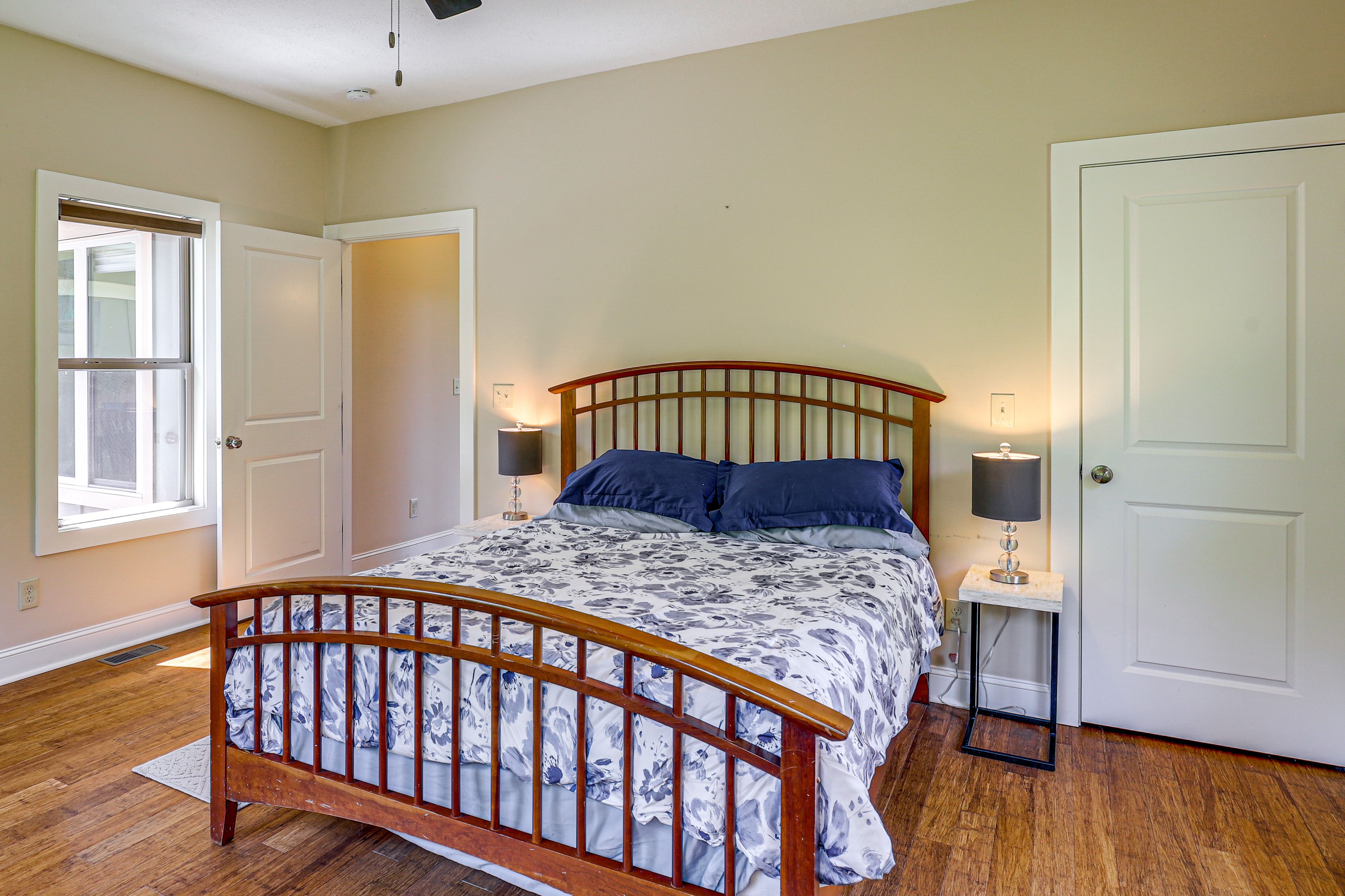 Bedroom 2 | Queen Bed