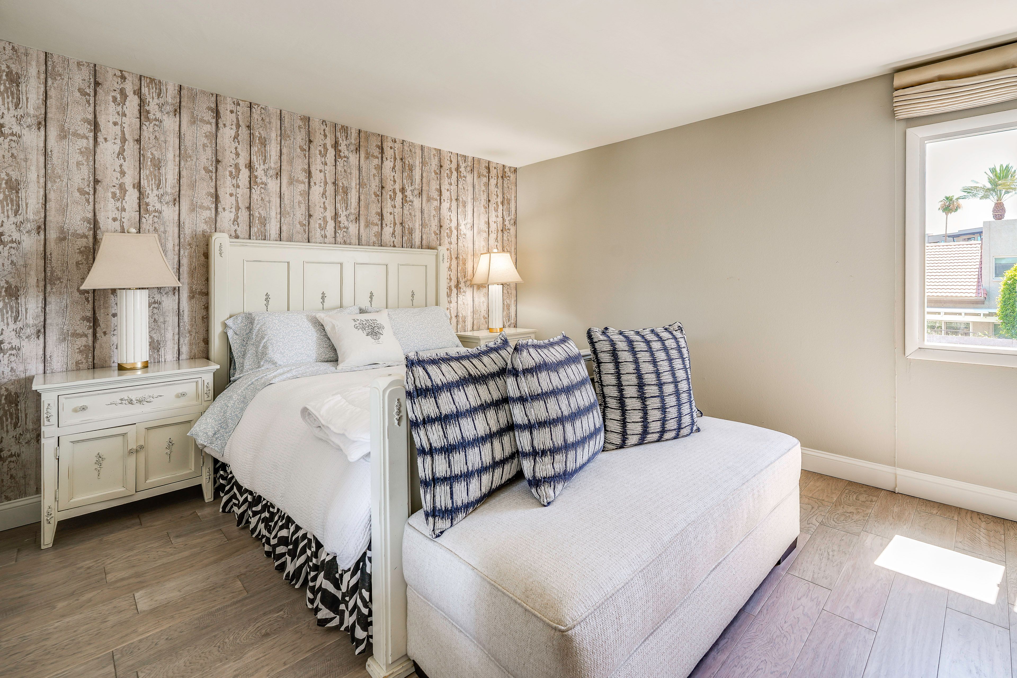 Bedroom 2 | Queen Bed | Smart TV