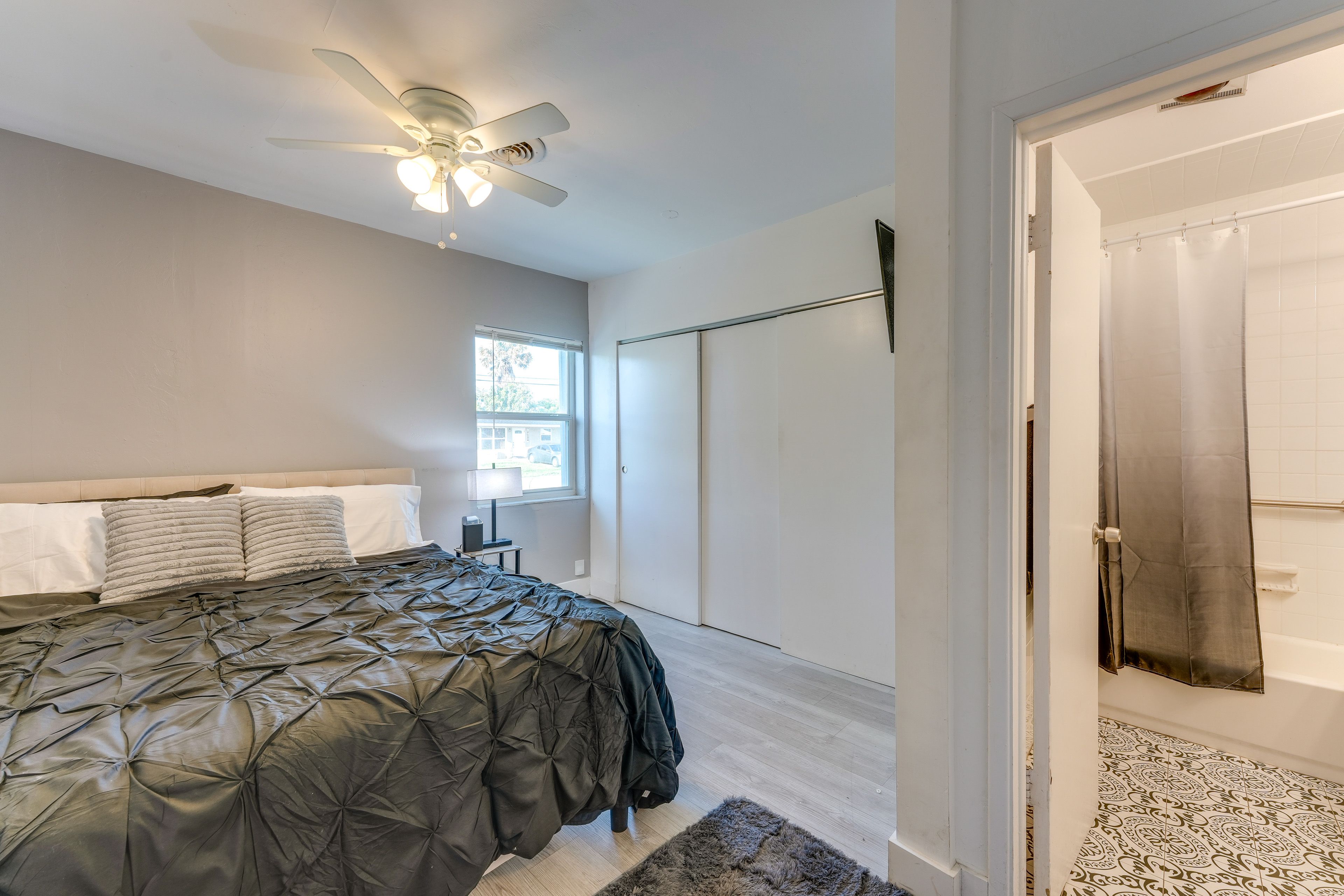 Bedroom 1 | Queen Bed
