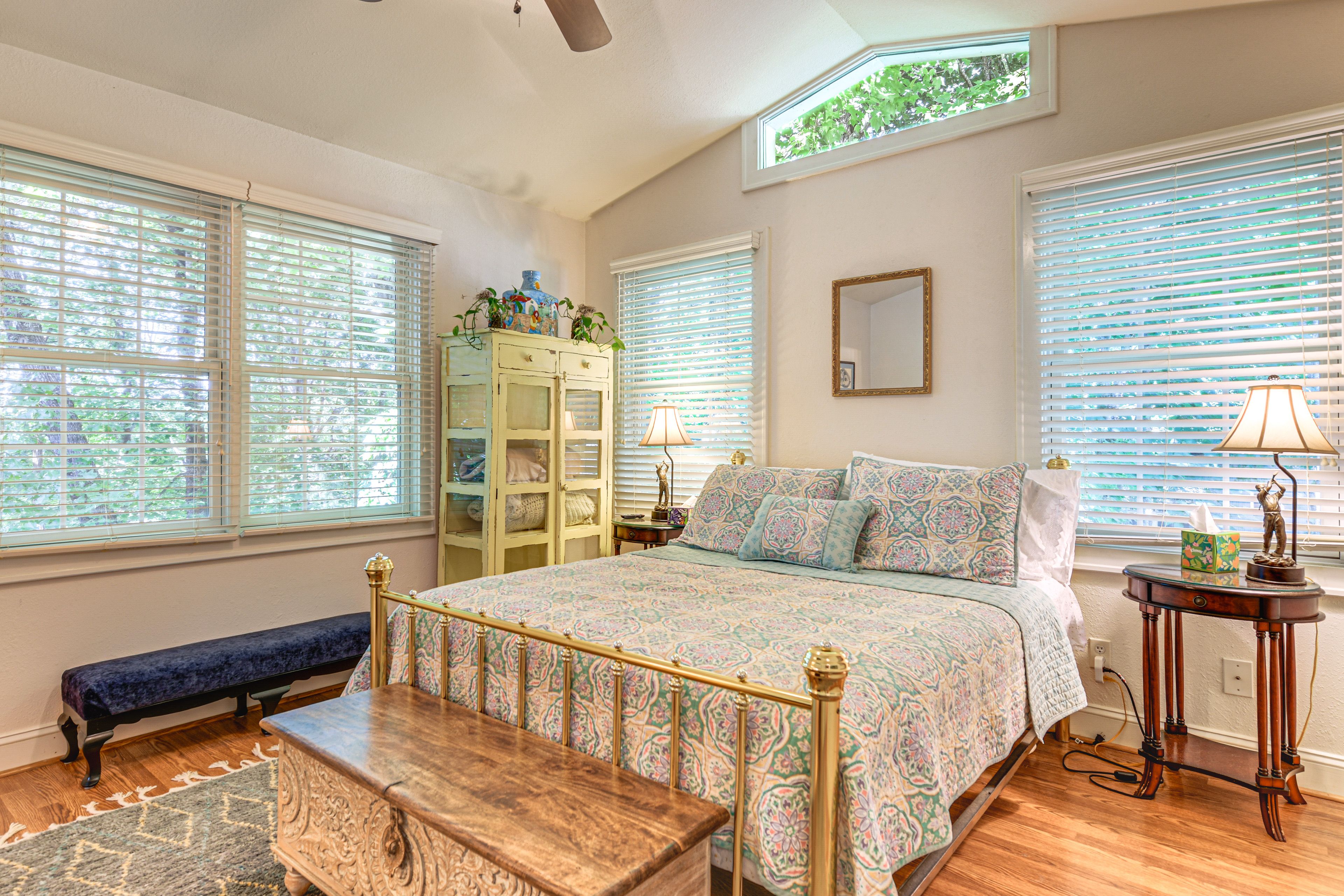 Bedroom 1 | Queen Bed