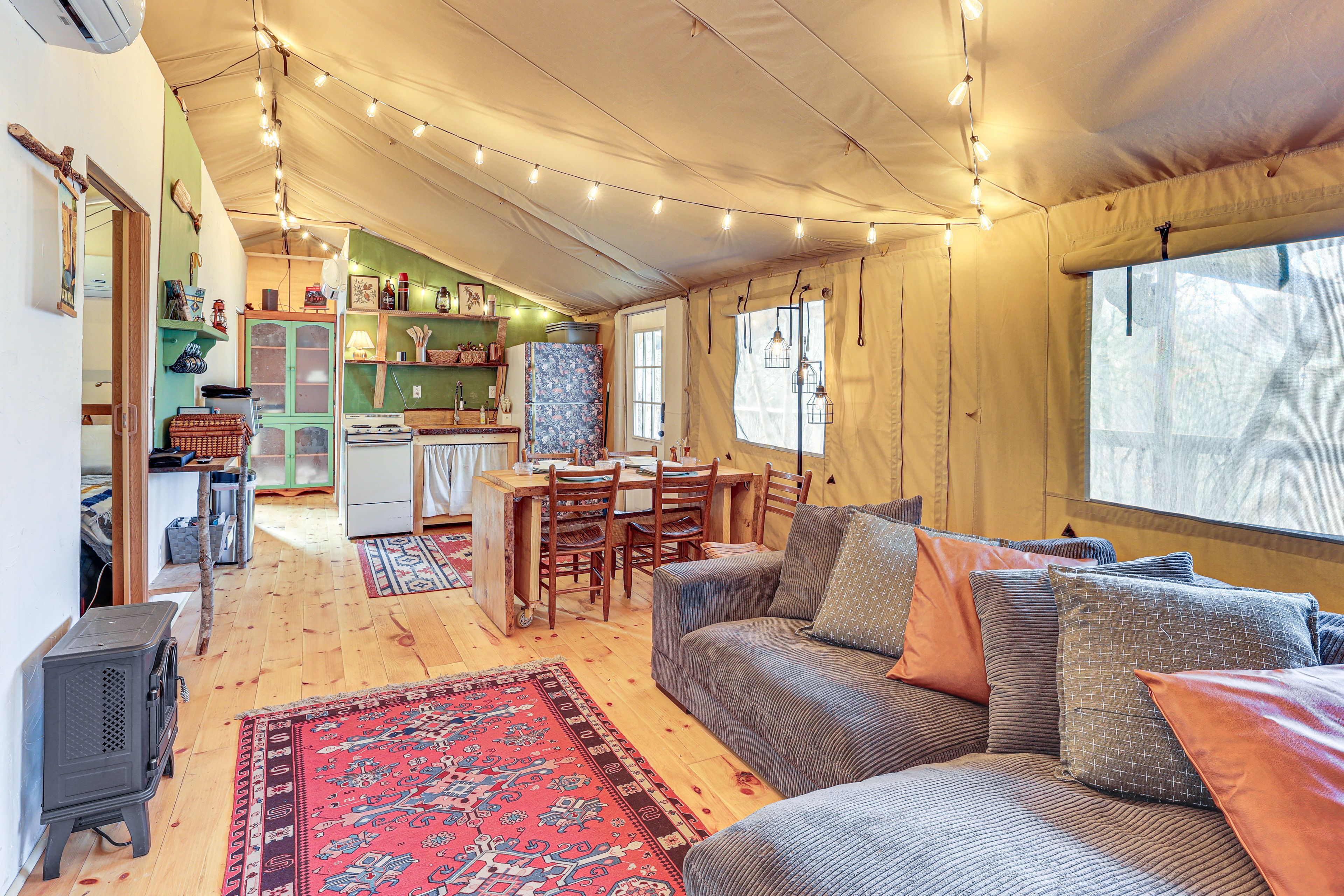 'The Hootenanny' Interior | Open Floor Plan | Free WiFi