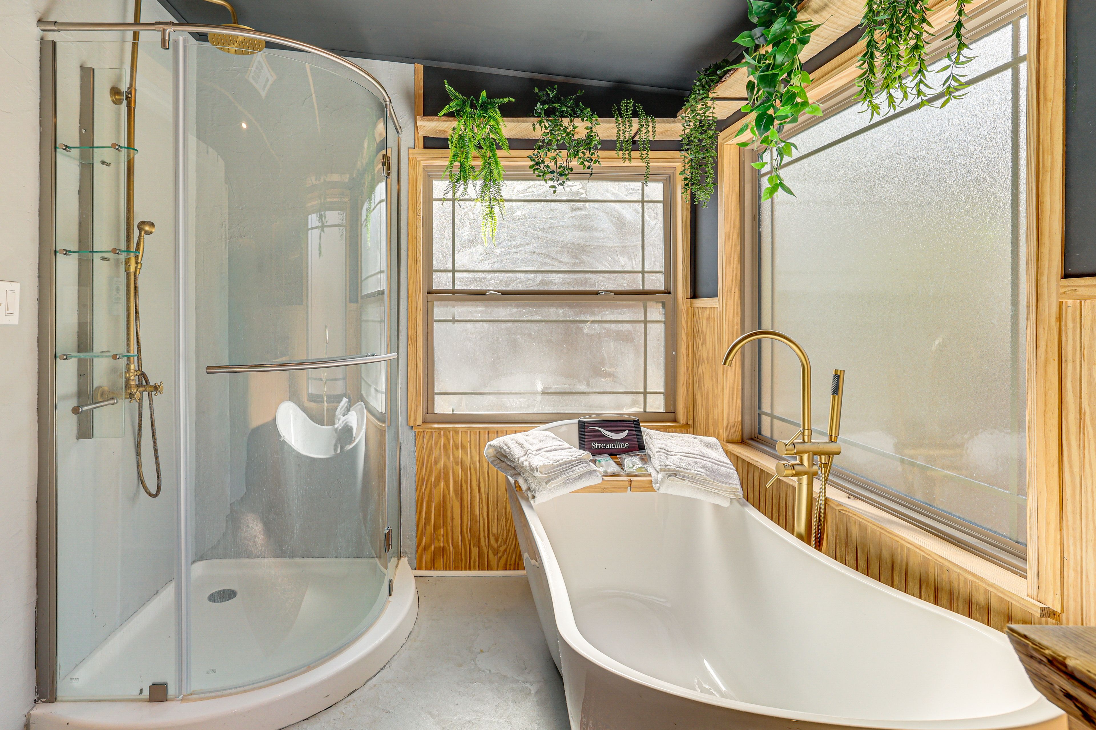 Bathroom 2 ('Appalachian') | Washer & Dryer