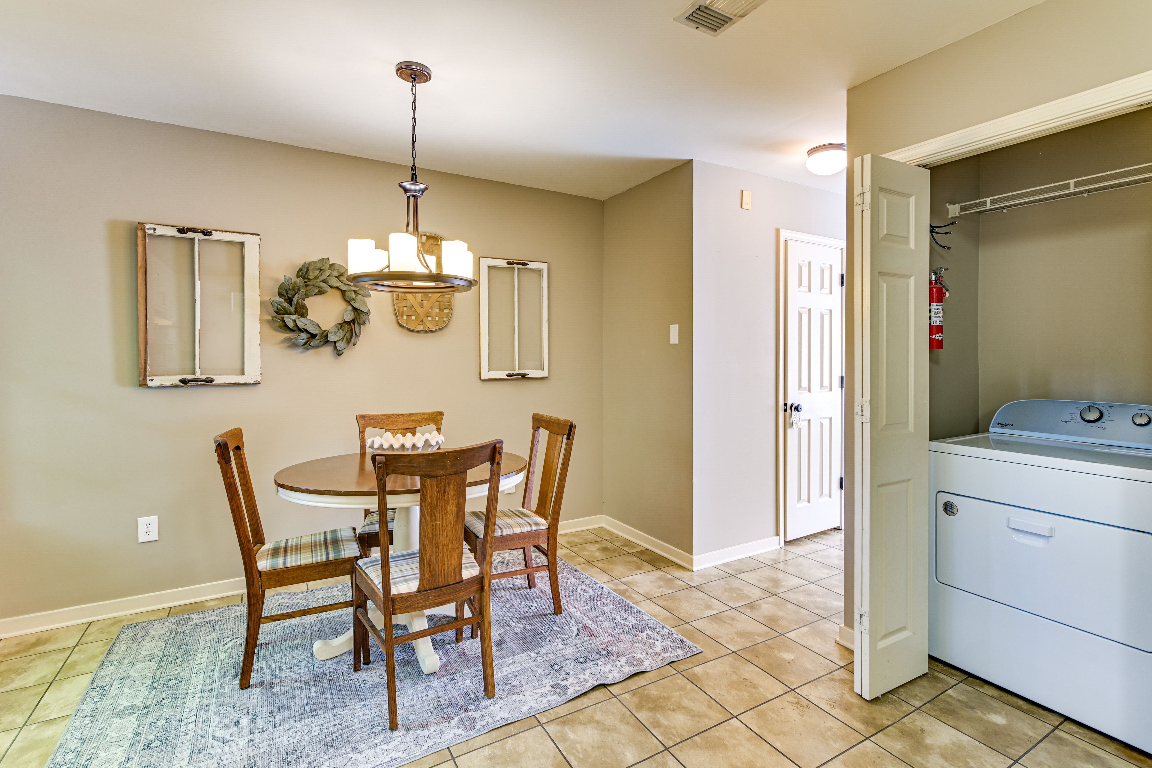 Dining Area | Dishware/Flatware Provided | 1st Floor