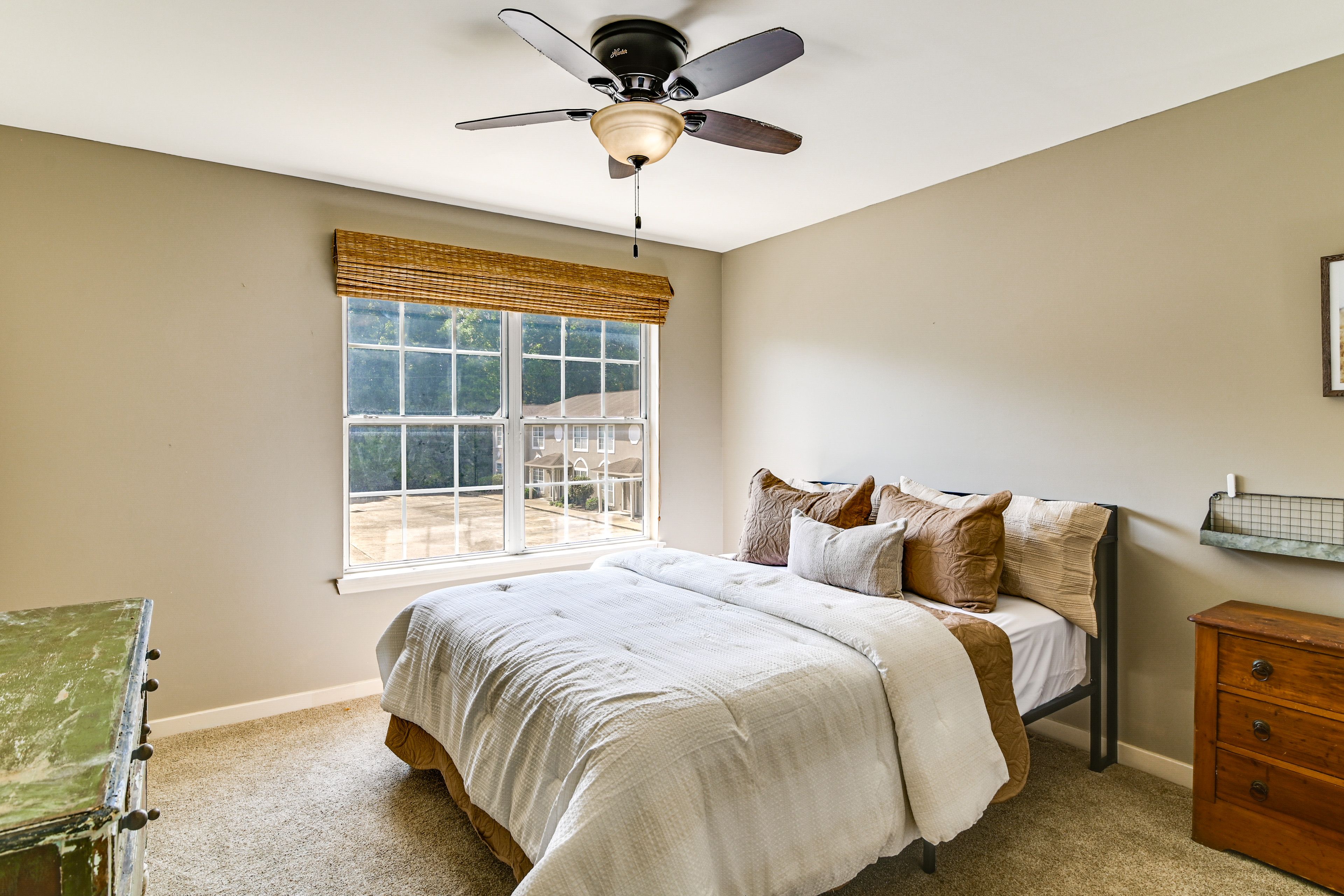Bedroom 1 | Queen Bed | Smart TV | 2nd Floor