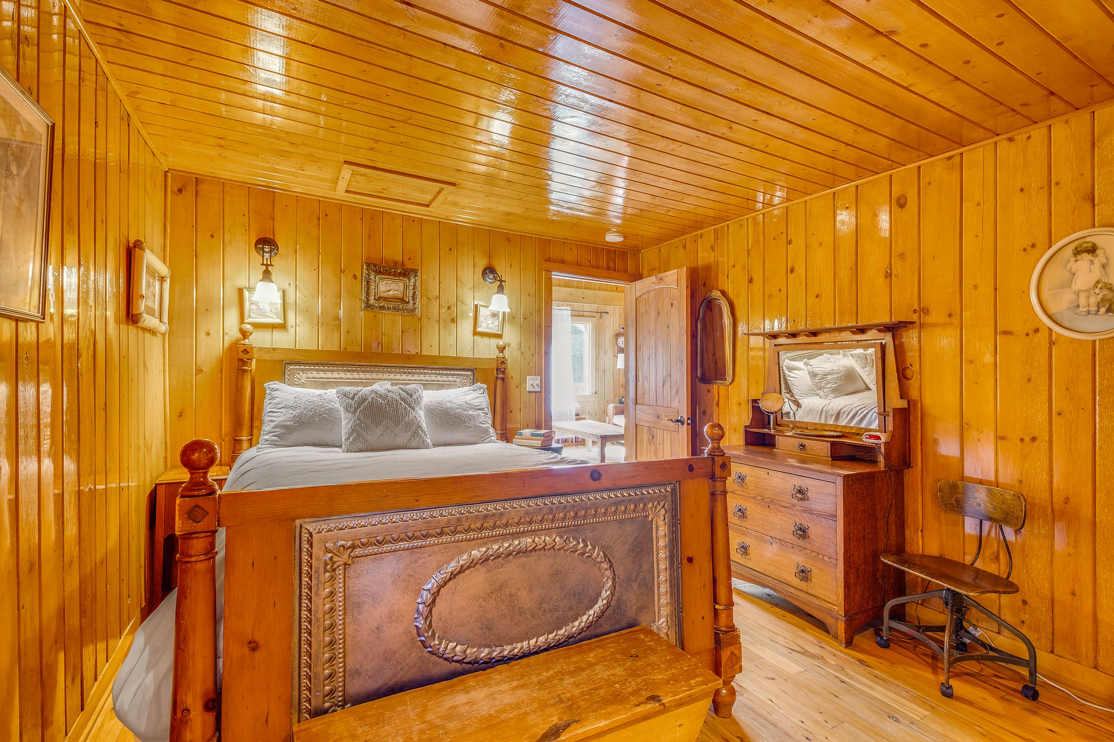 Bedroom 2 | Queen Bed