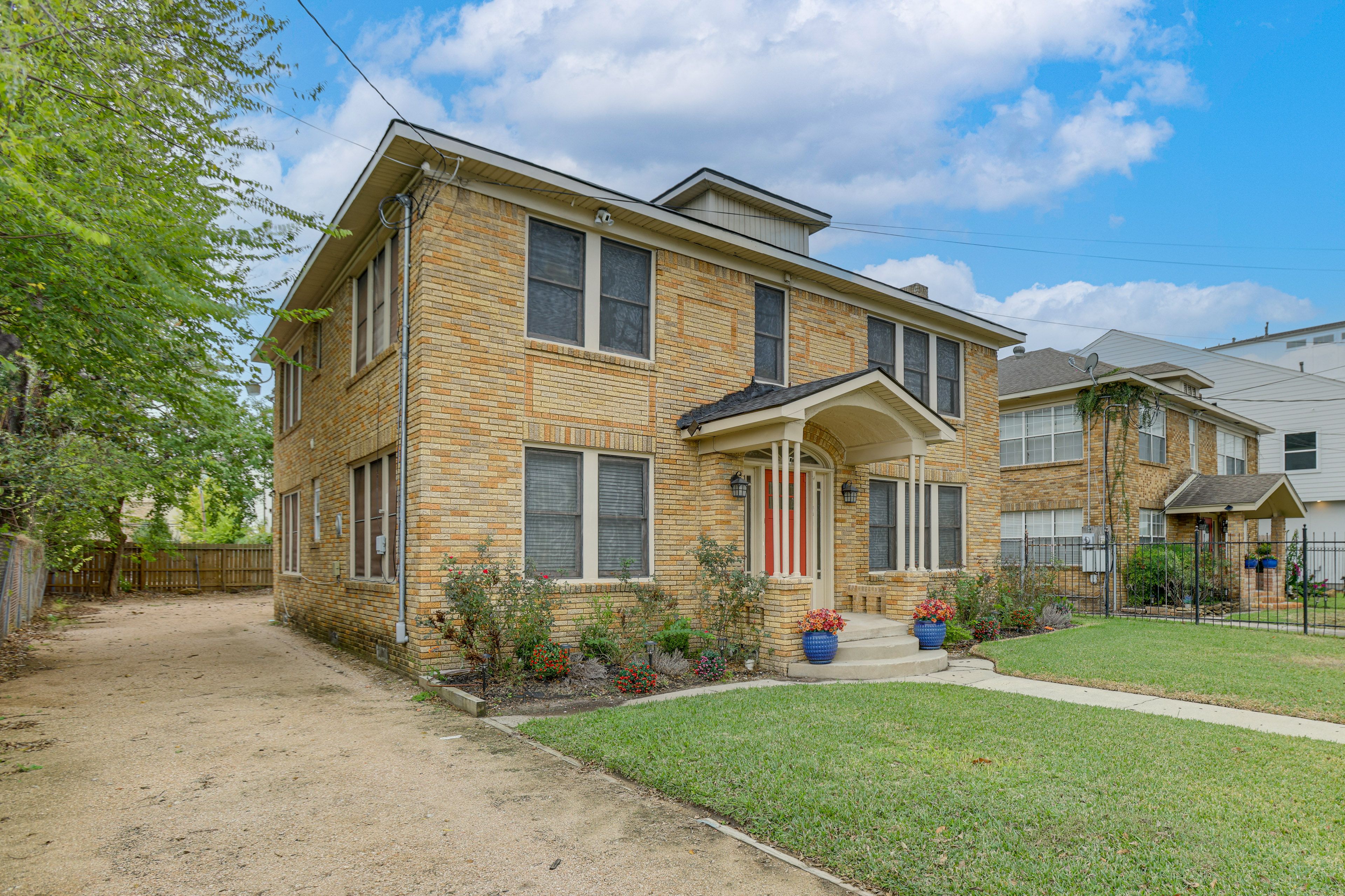 Property Exterior | Driveway (2 Vehicles)