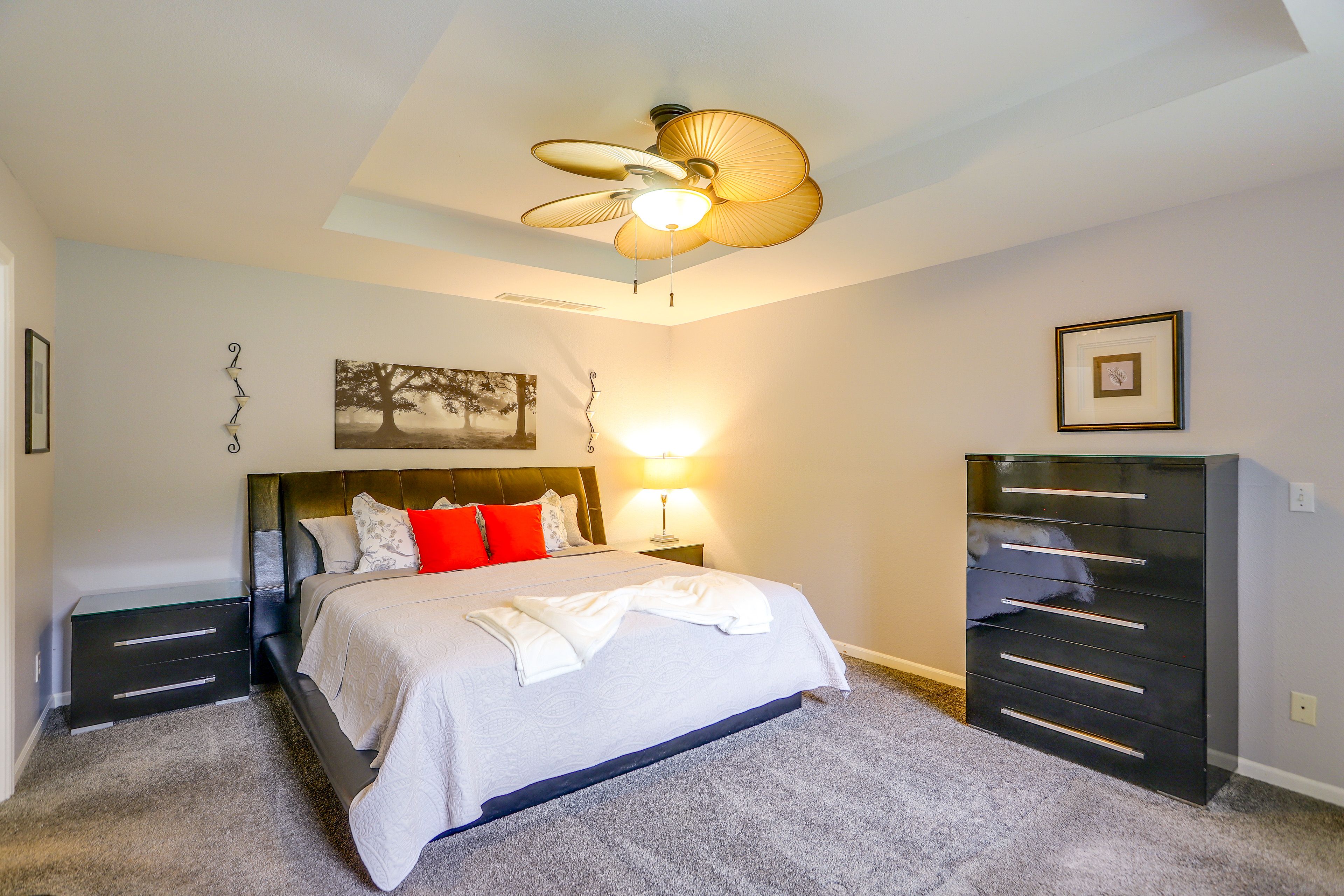 Bedroom | King Bed | En-Suite Bathroom