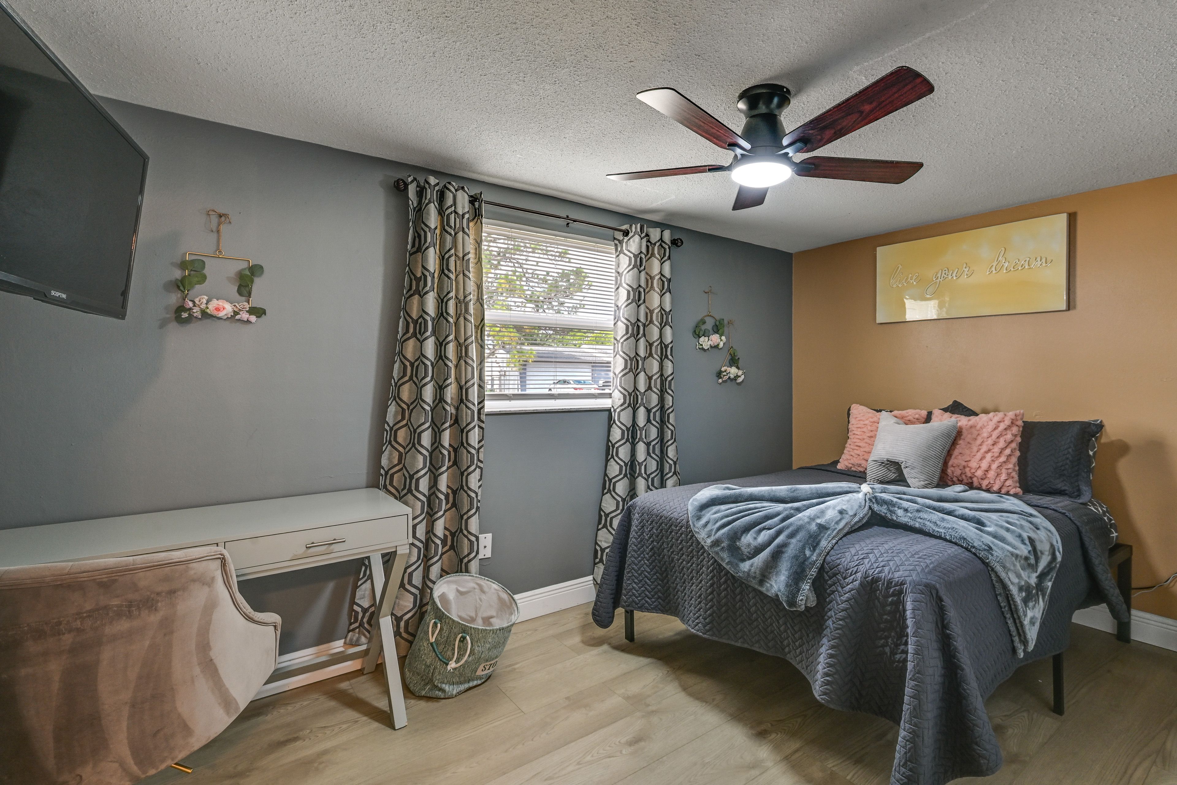 Bedroom 1 | Queen Bed