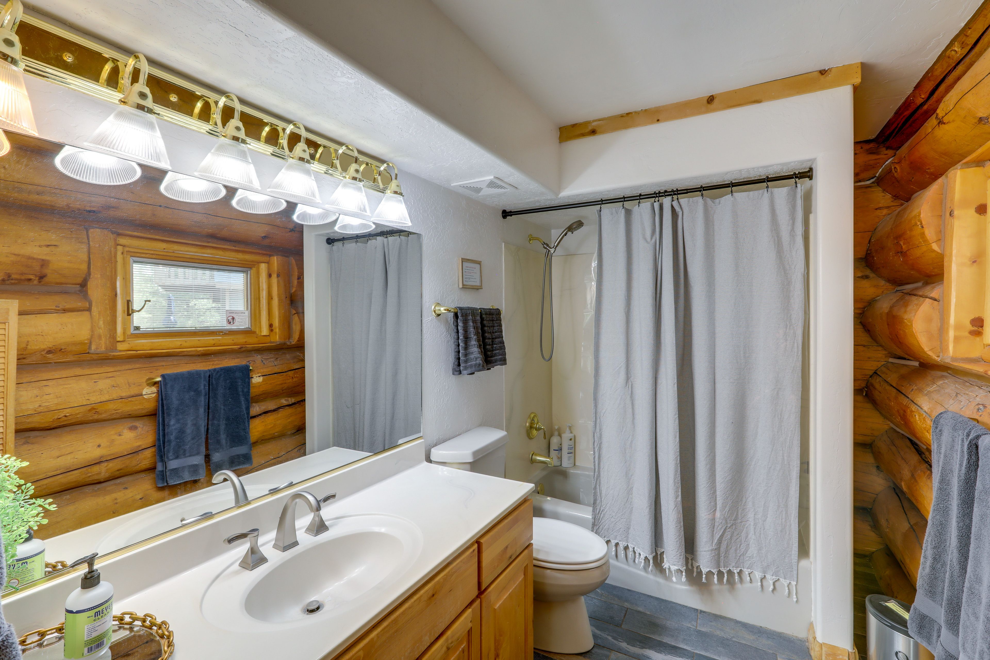 Bathroom | 1st Floor