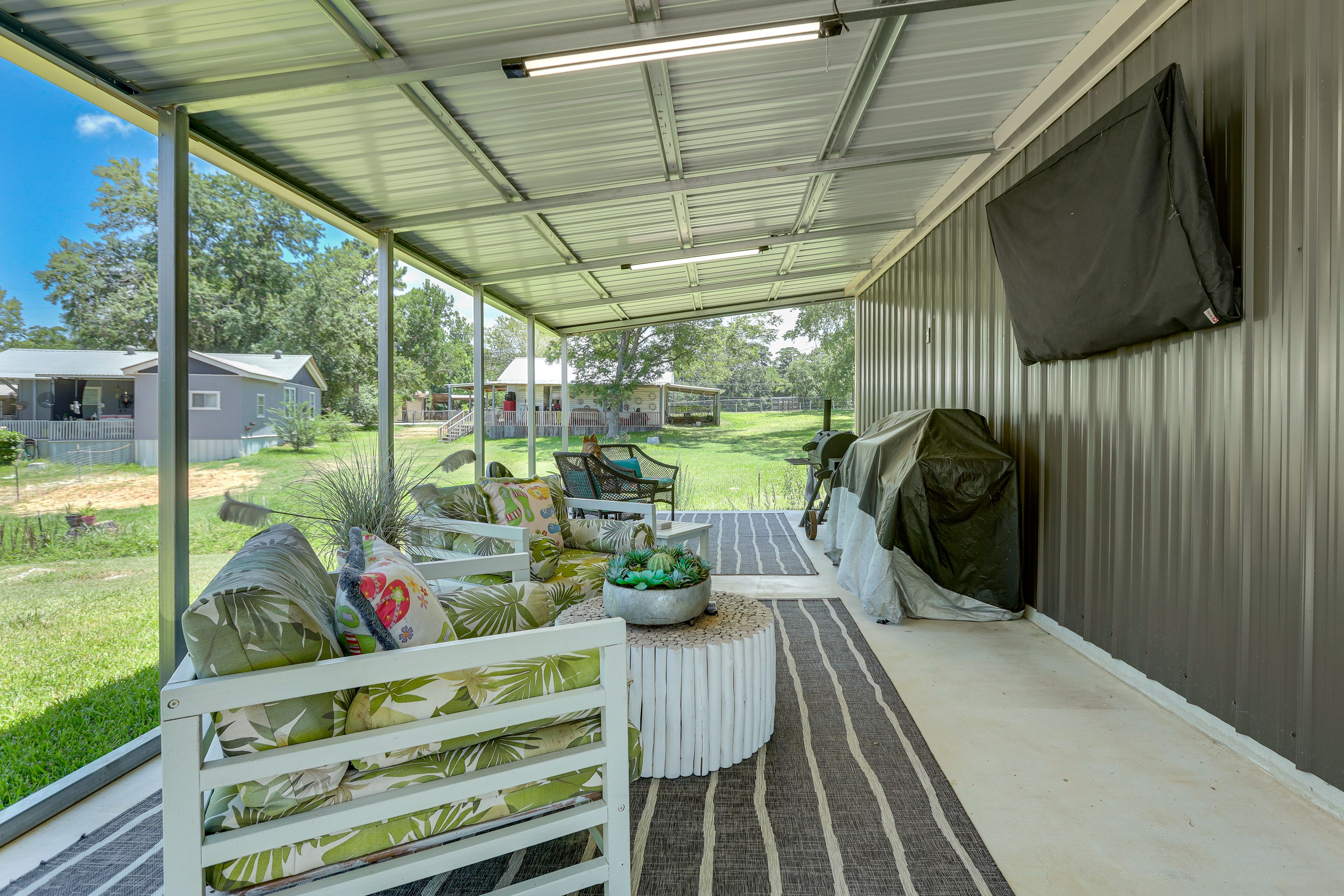 Covered Patio | Outdoor Seating | Flat-Screen TV