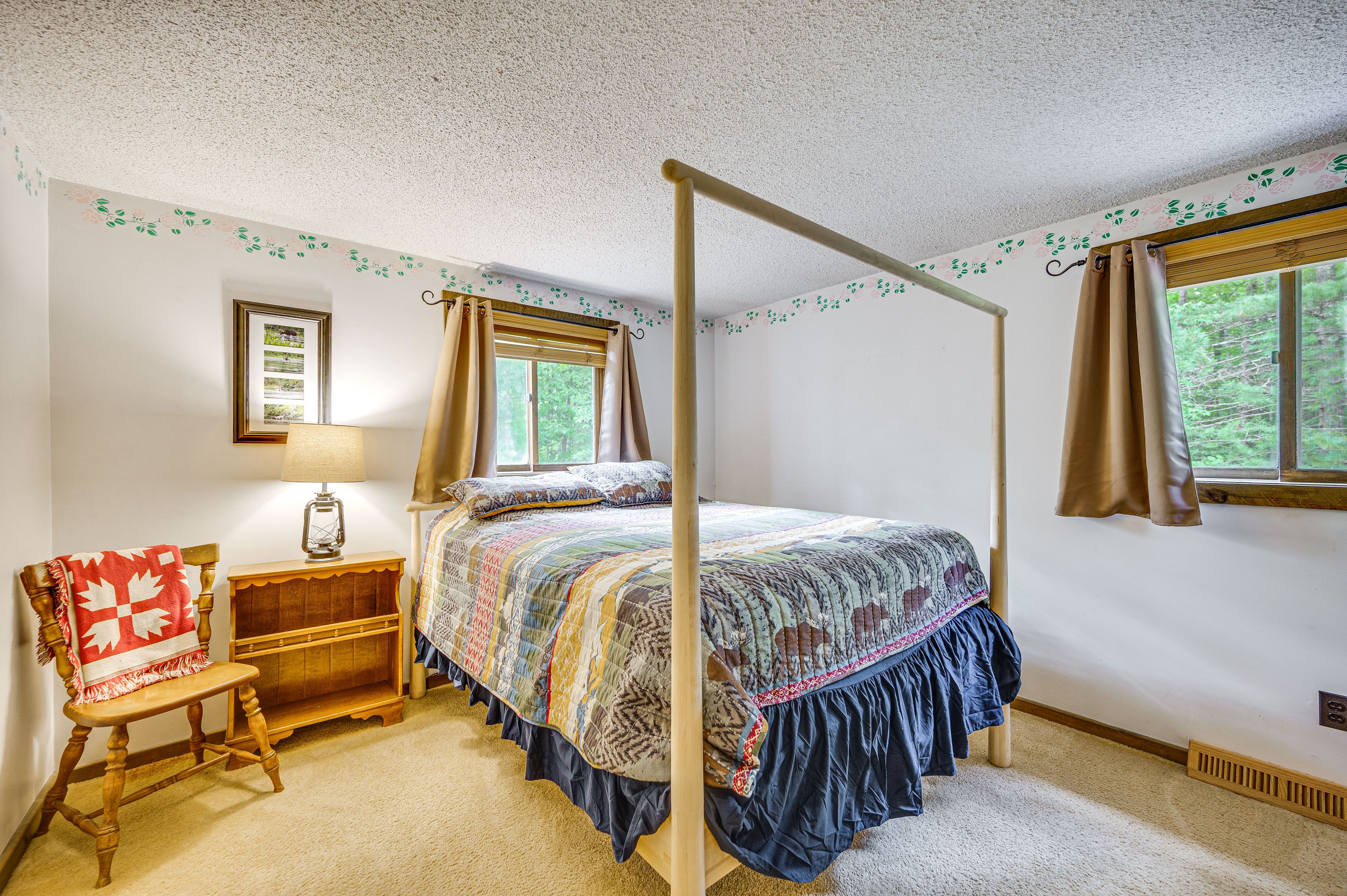 Bedroom 1 | Queen Bed | 1st Floor