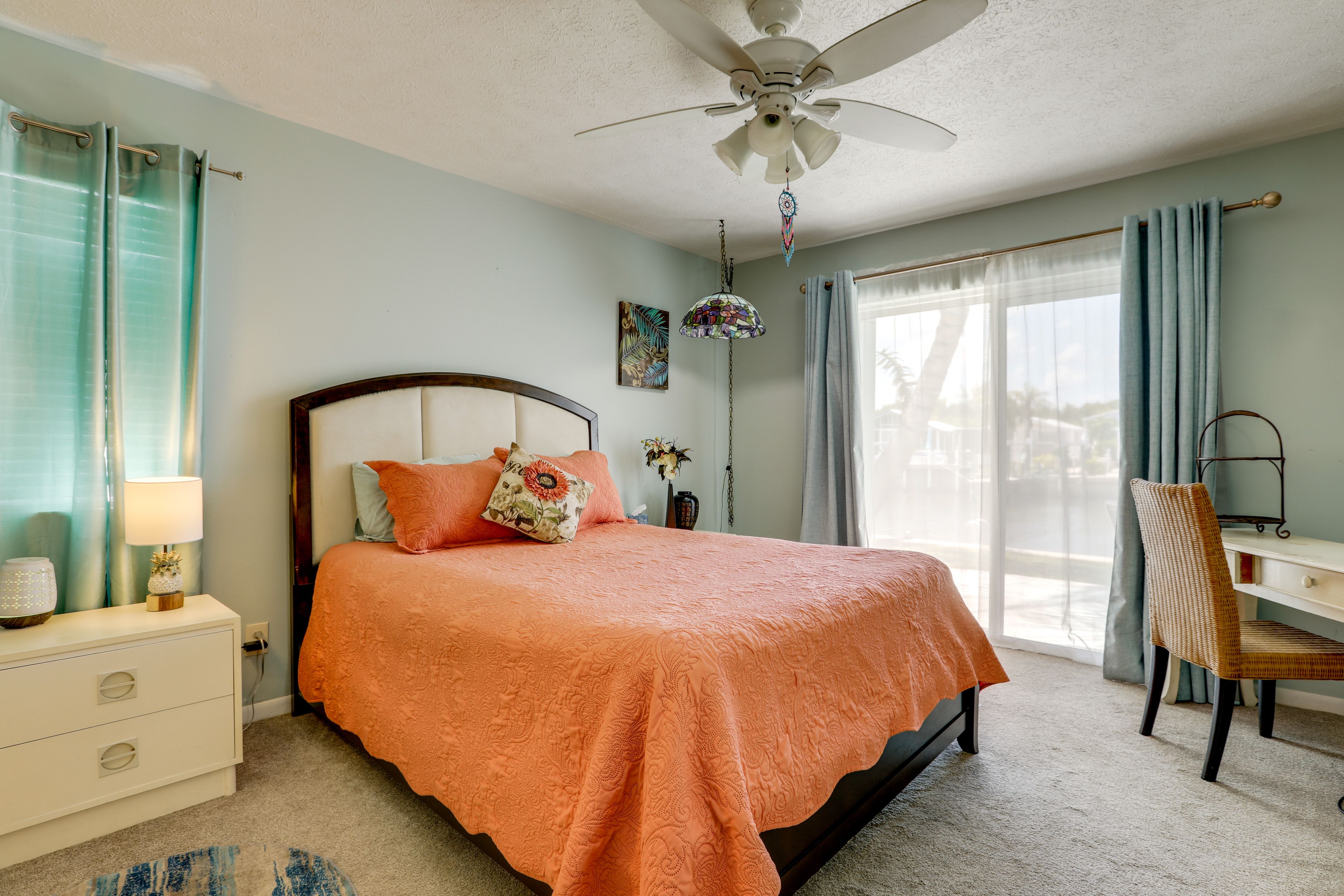 Bedroom 1 | Queen Bed