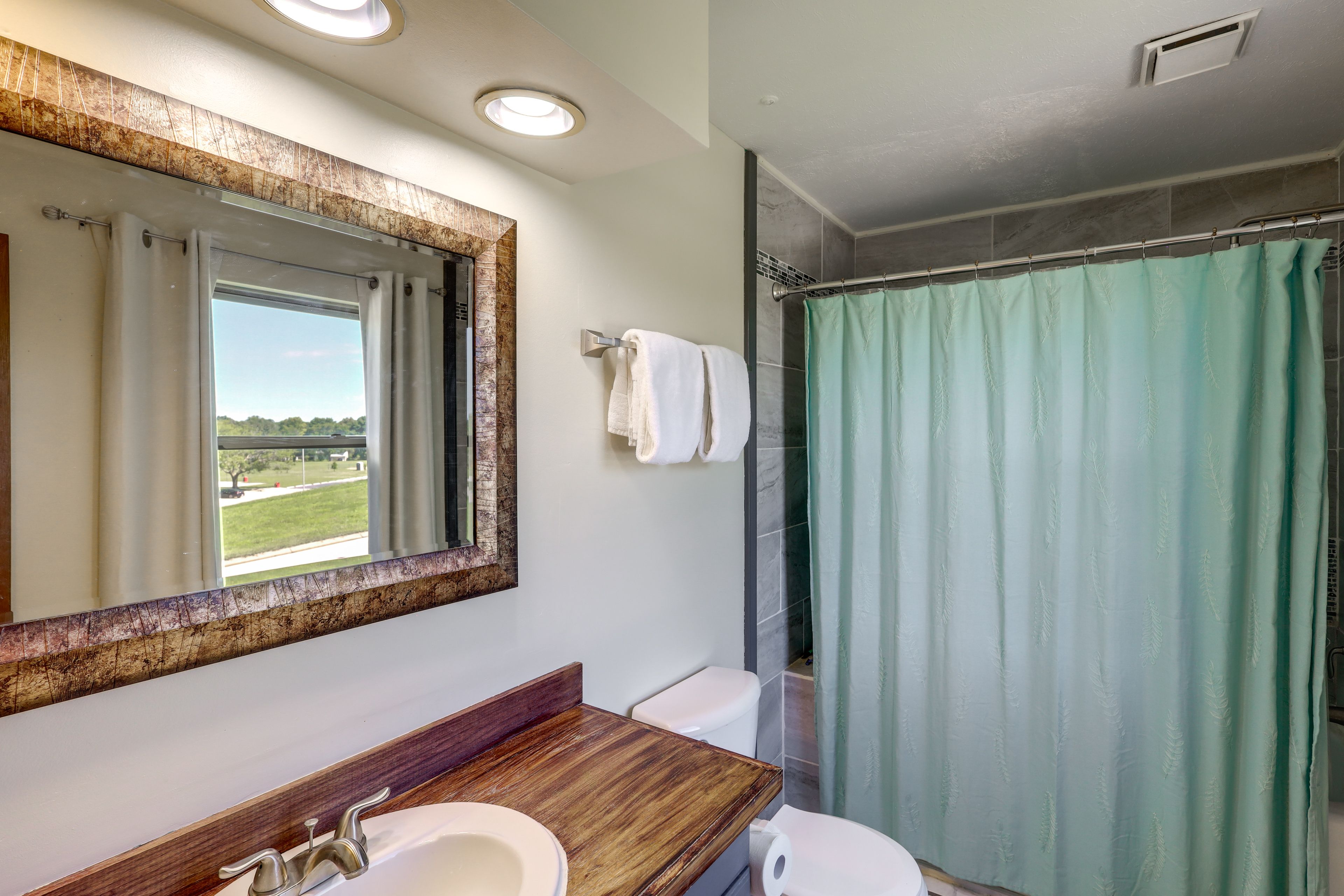 Full Bathroom | Upper Level