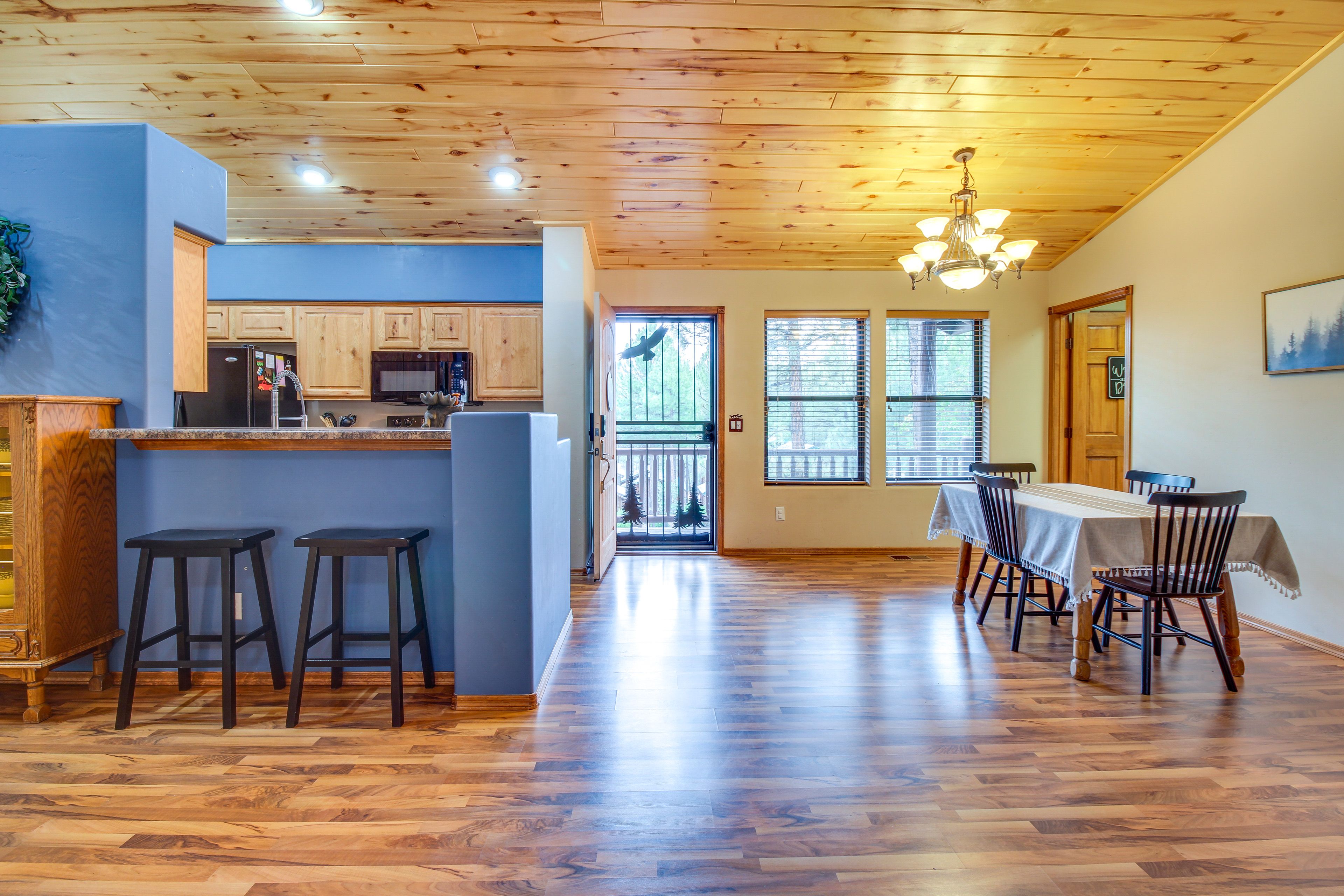 Breakfast Bar | Dining Table