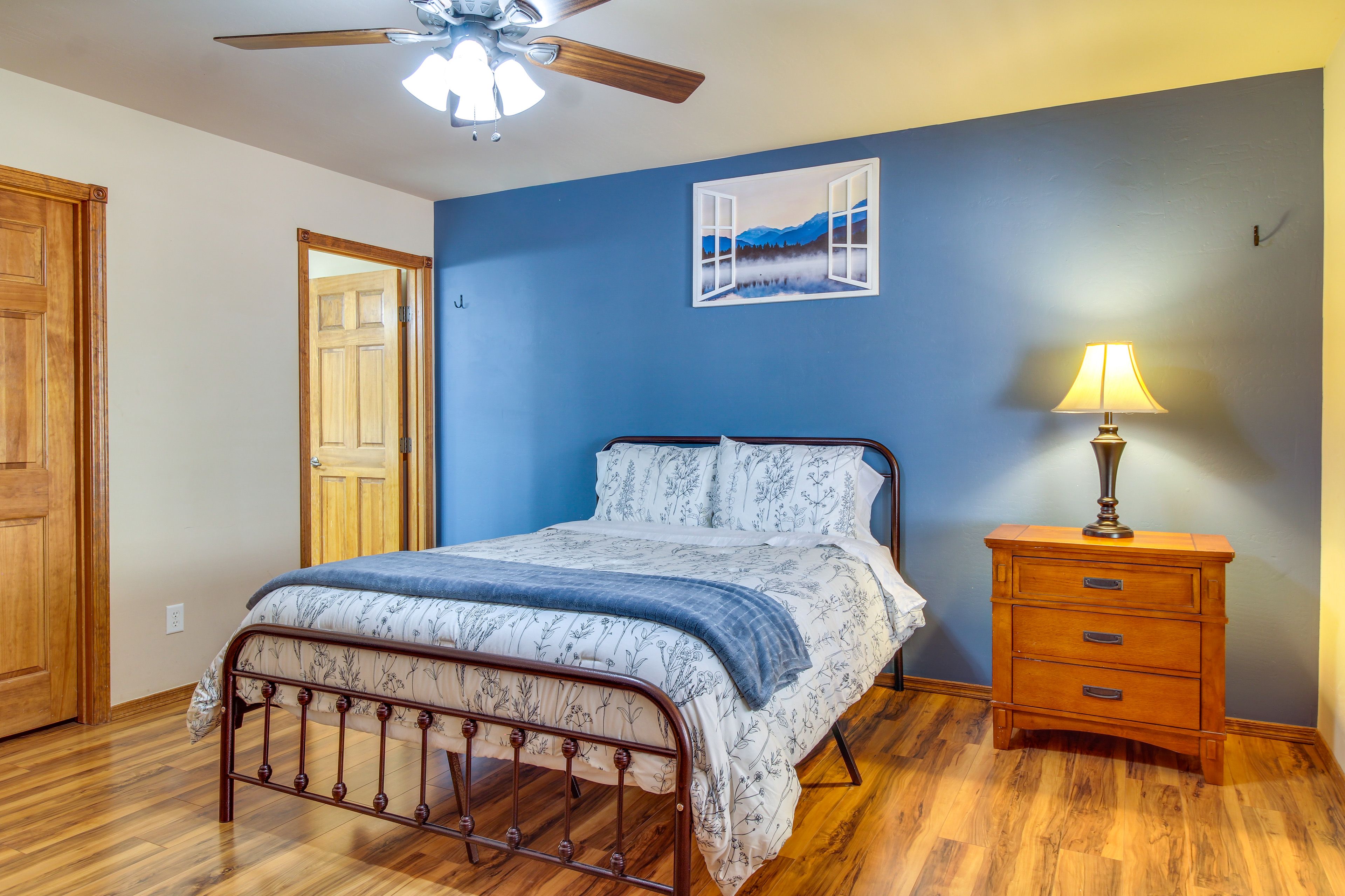 Bedroom 1 | Queen Bed