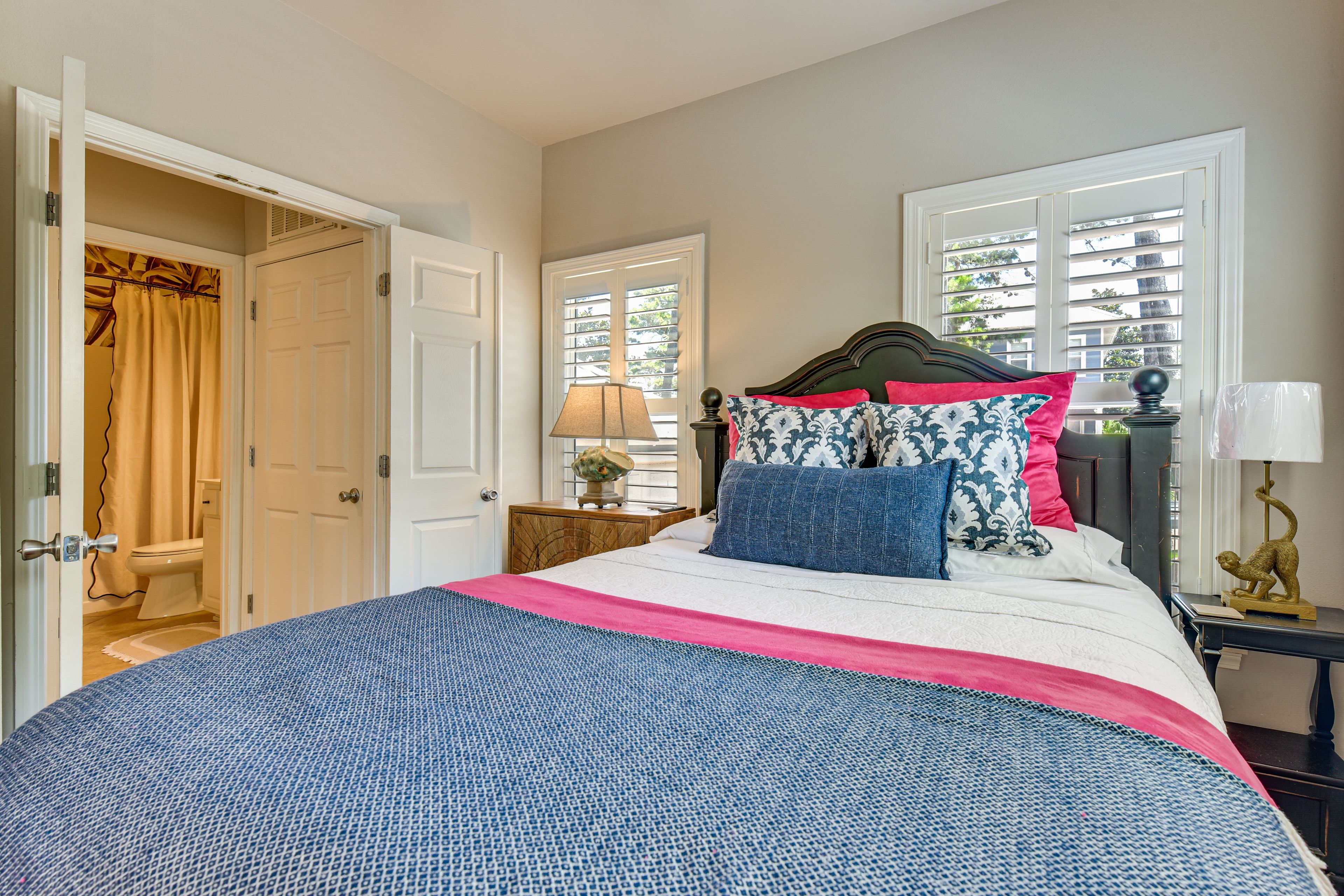 Bedroom 1 | Queen Bed | 1st Floor