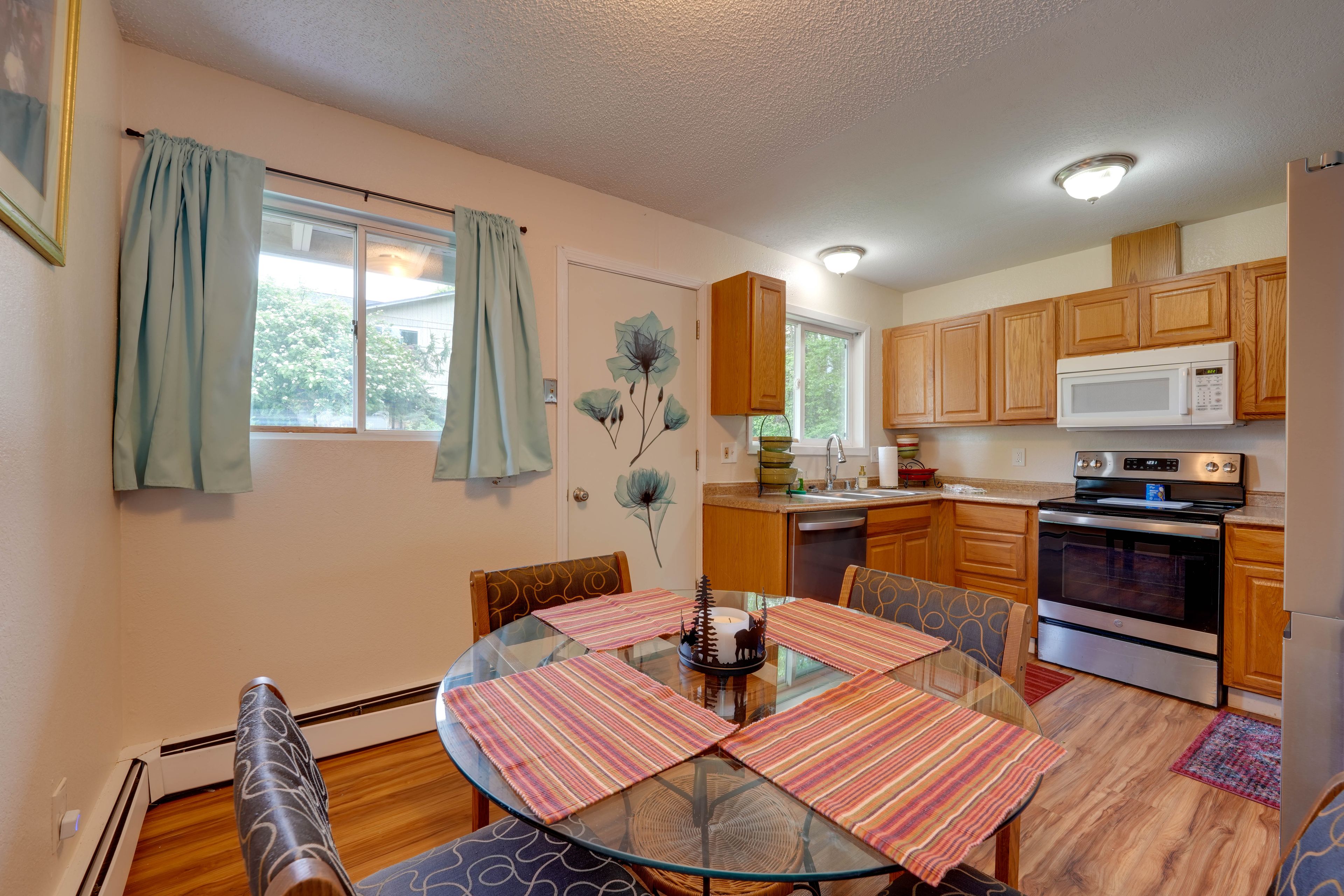 Kitchen & Dining Area