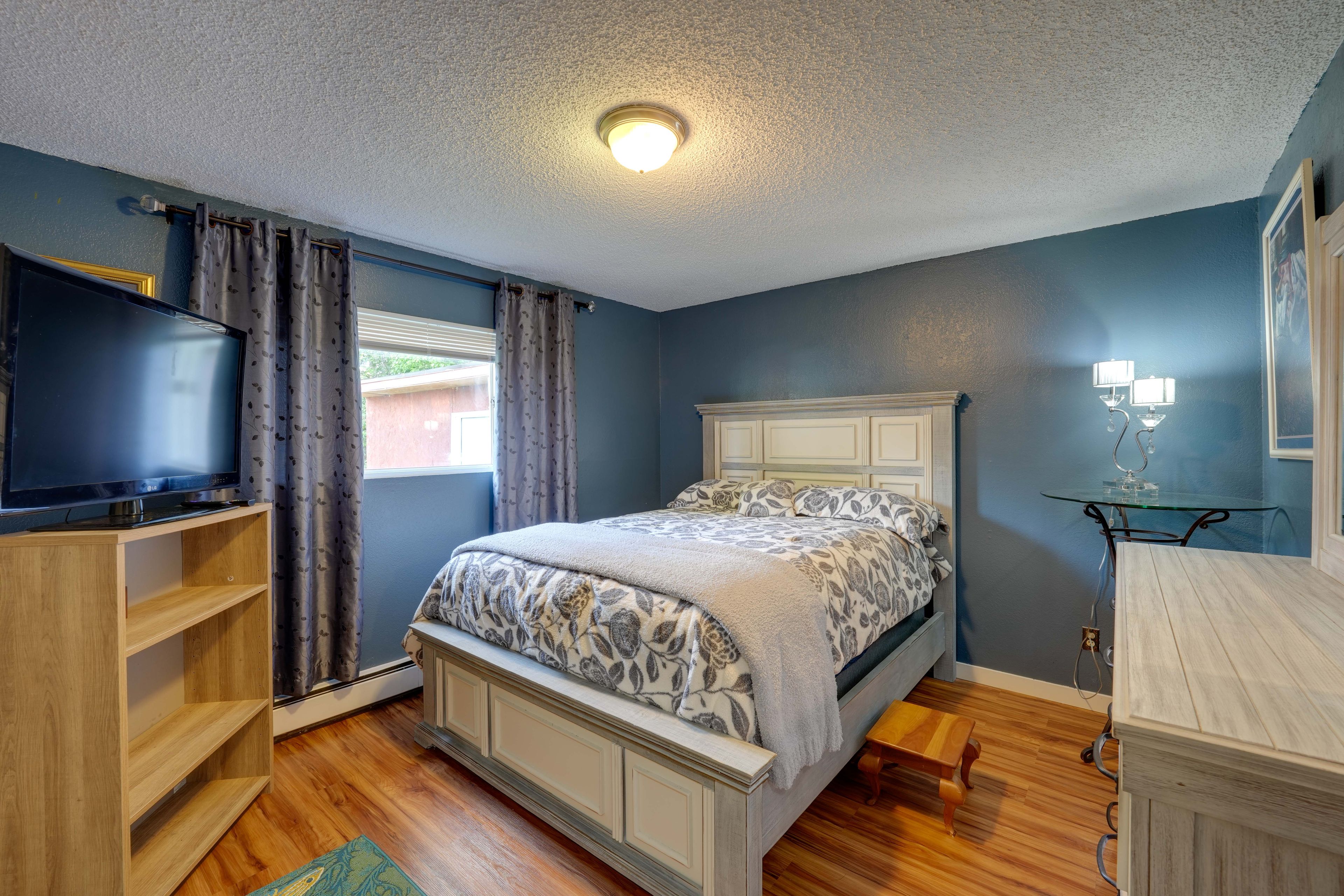 Bedroom 1 | Queen Bed