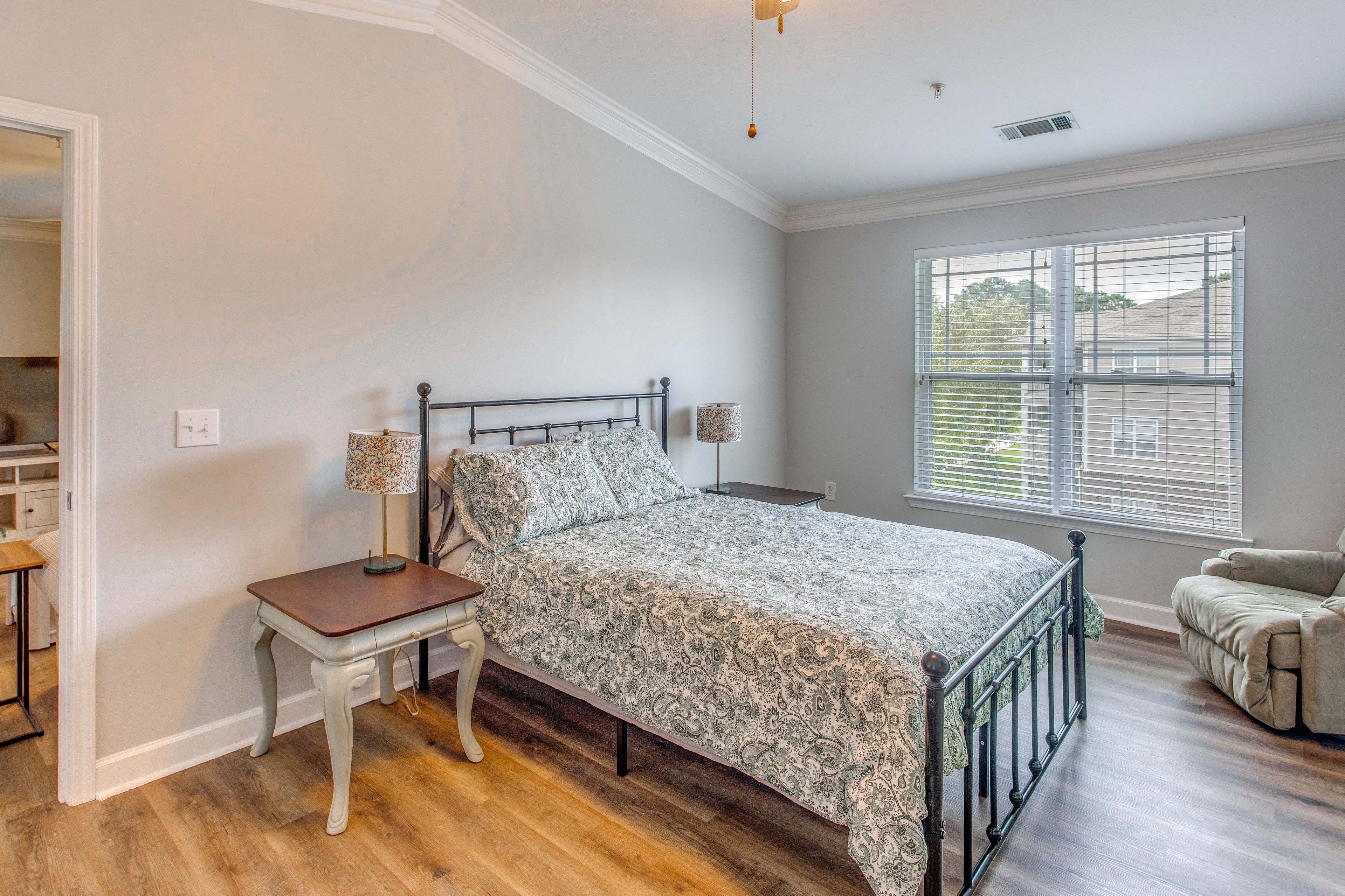Bedroom 1 | Queen Bed