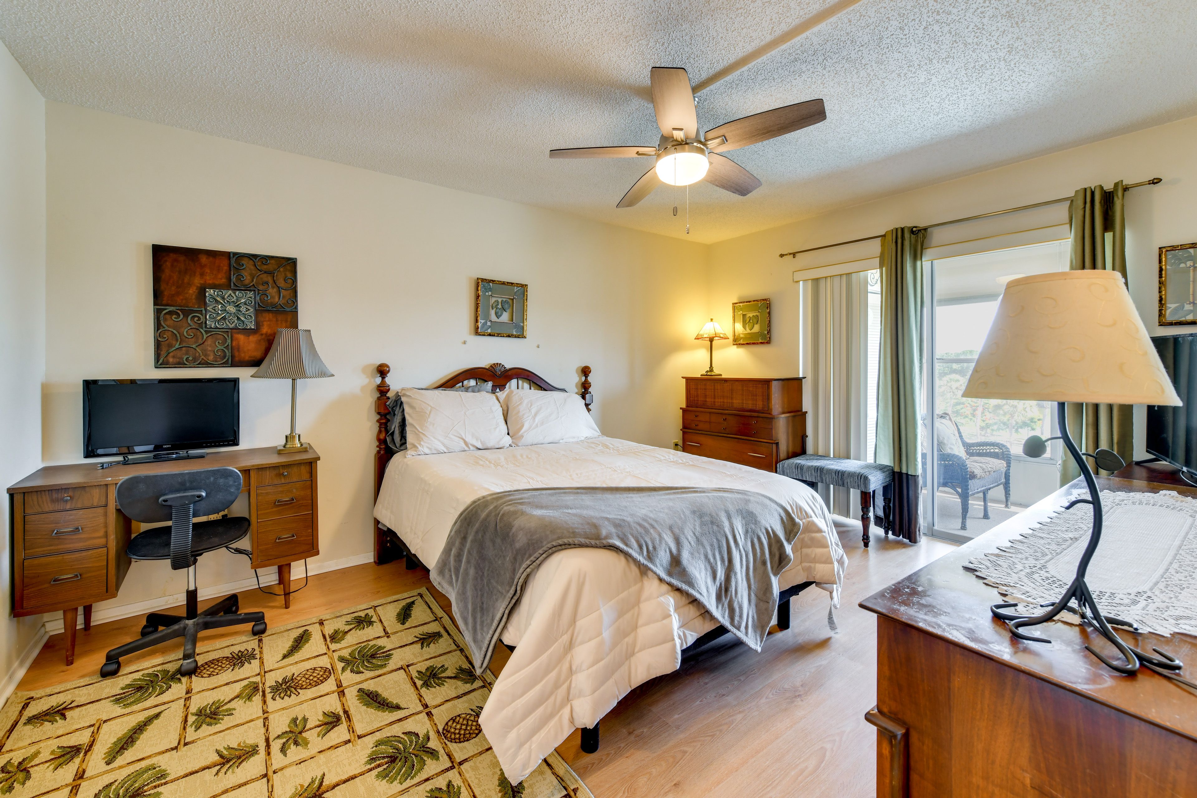 Bedroom 1 | Queen Bed
