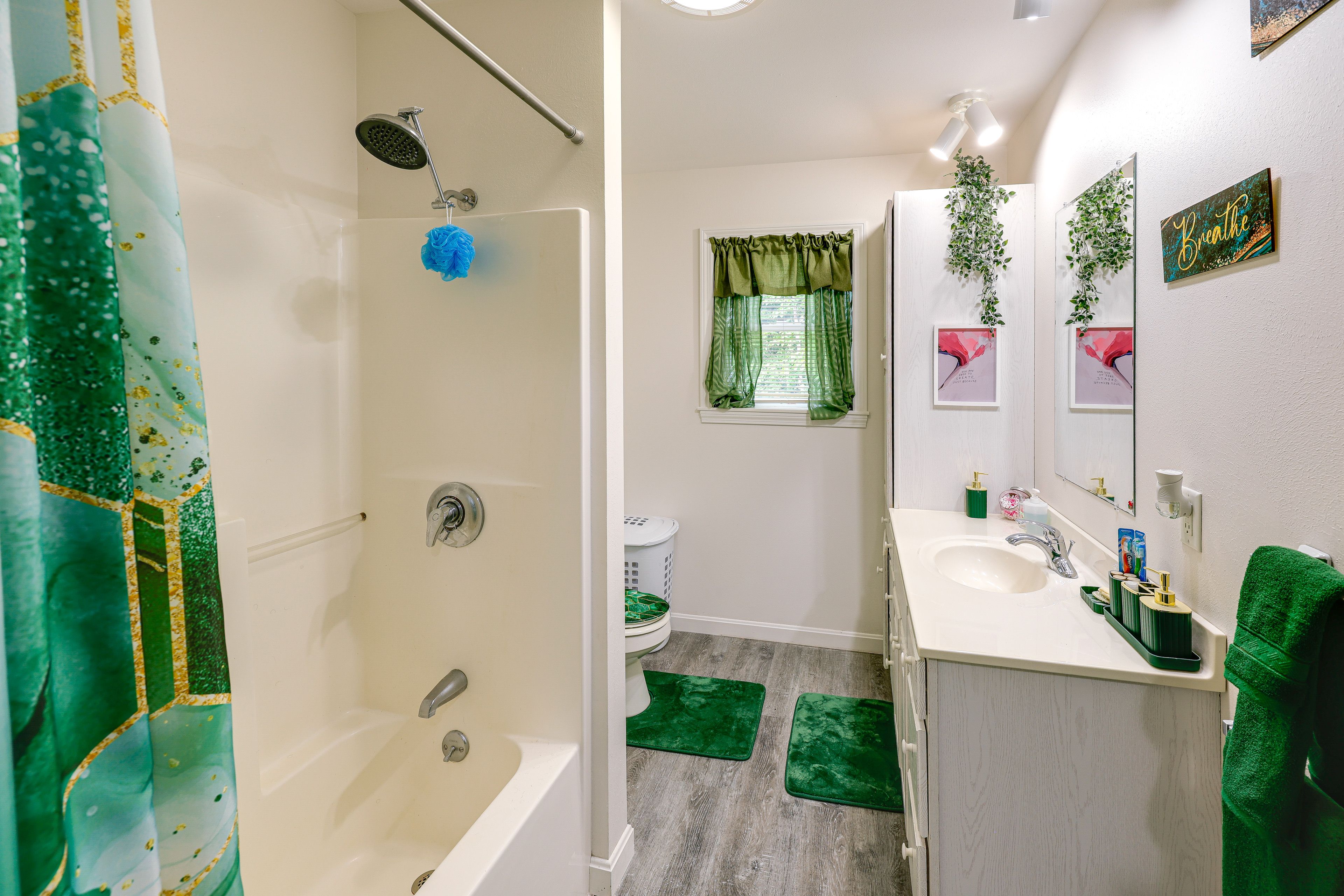 Full Bathroom | 2nd Floor