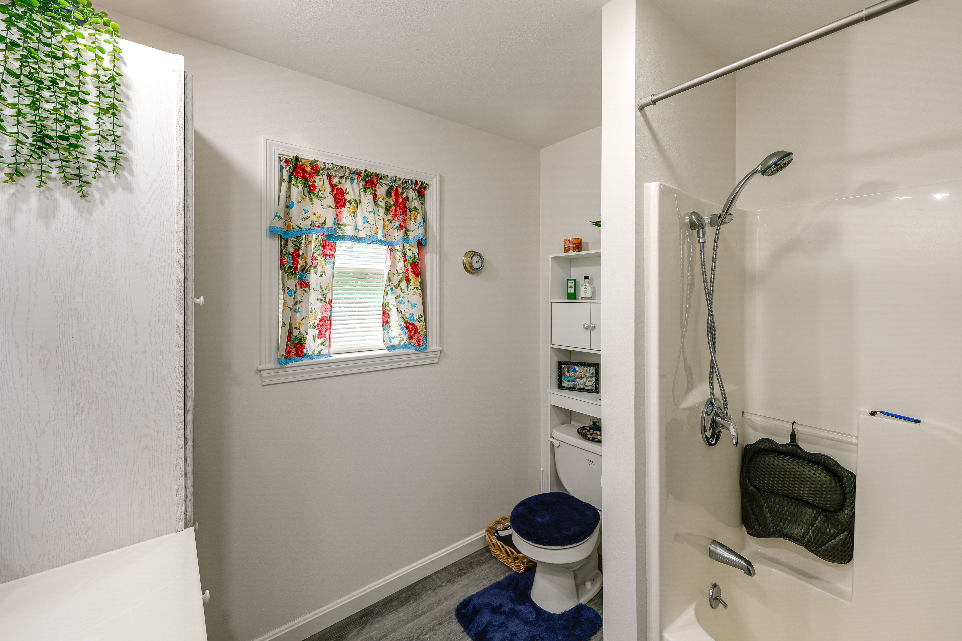 Full Bathroom | 2nd Floor