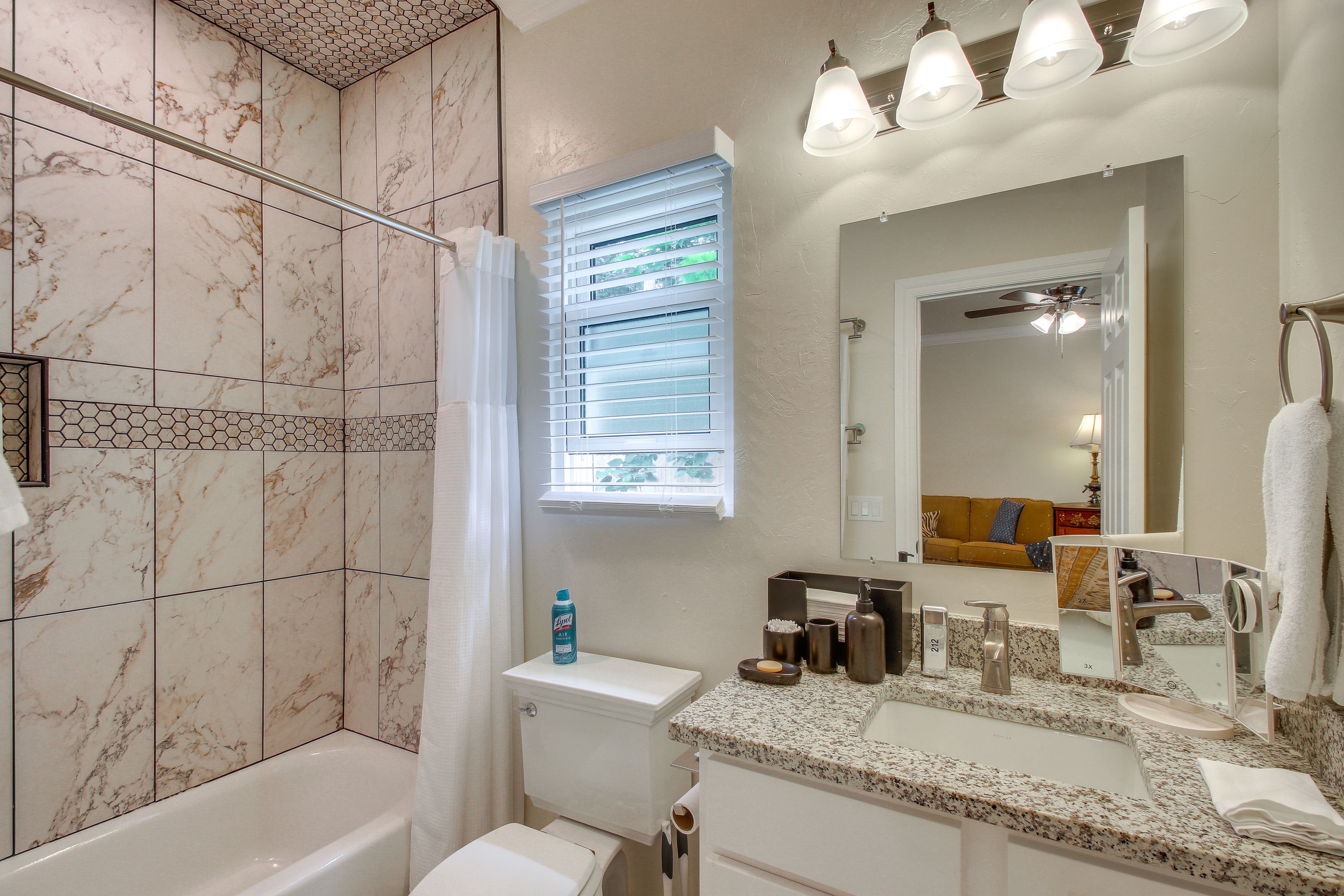 Studio | Full Bathroom