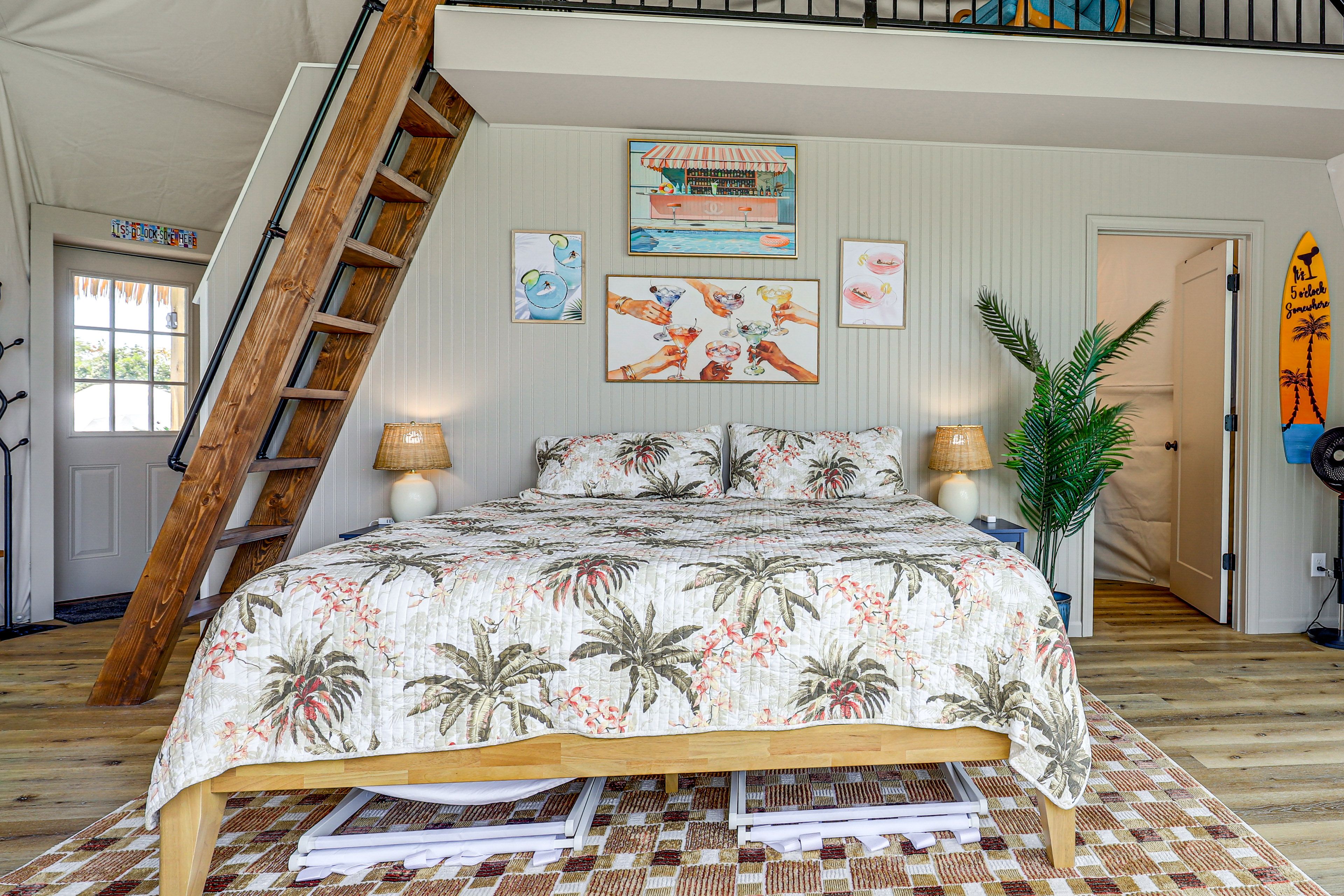 Studio | King Bed | Picture Windows | Stereo | Main Level