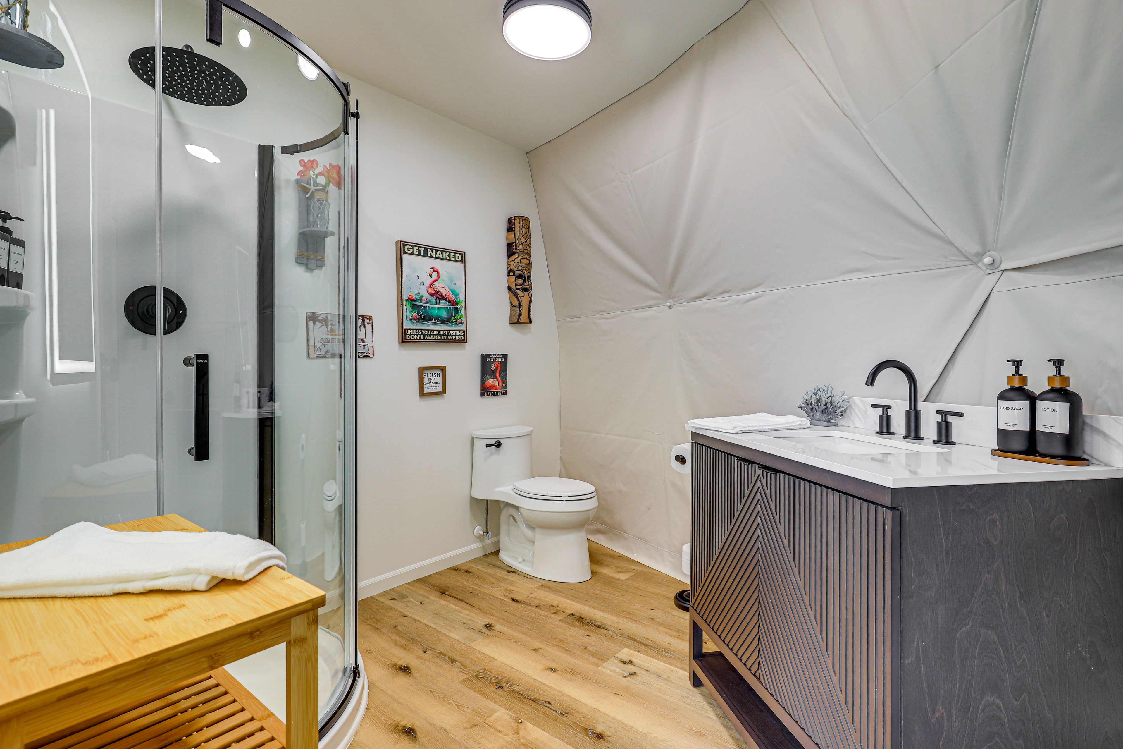 Bathroom | Main Level