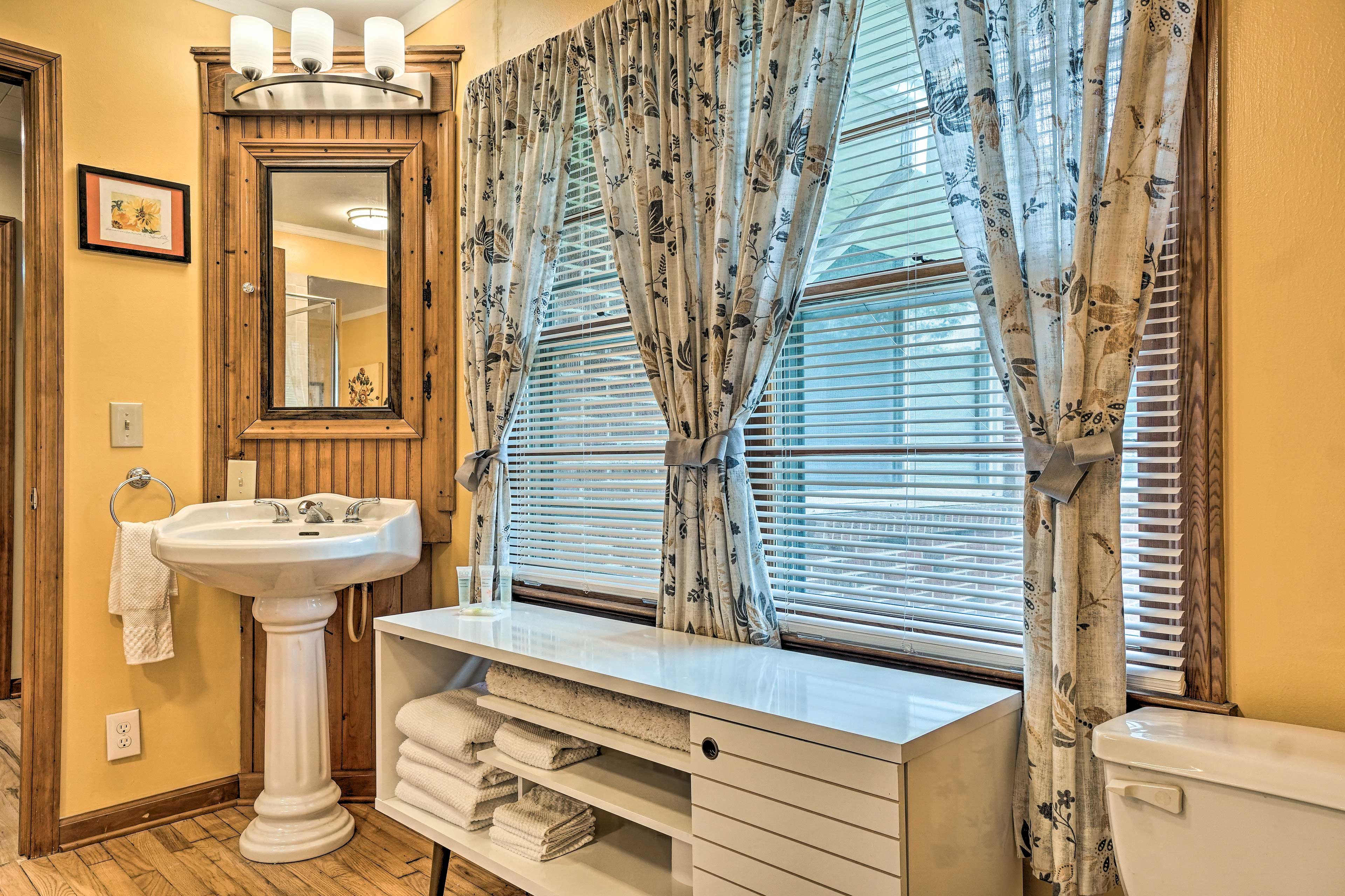 Full Bathroom | Complimentary Toiletries | Jetted Tub