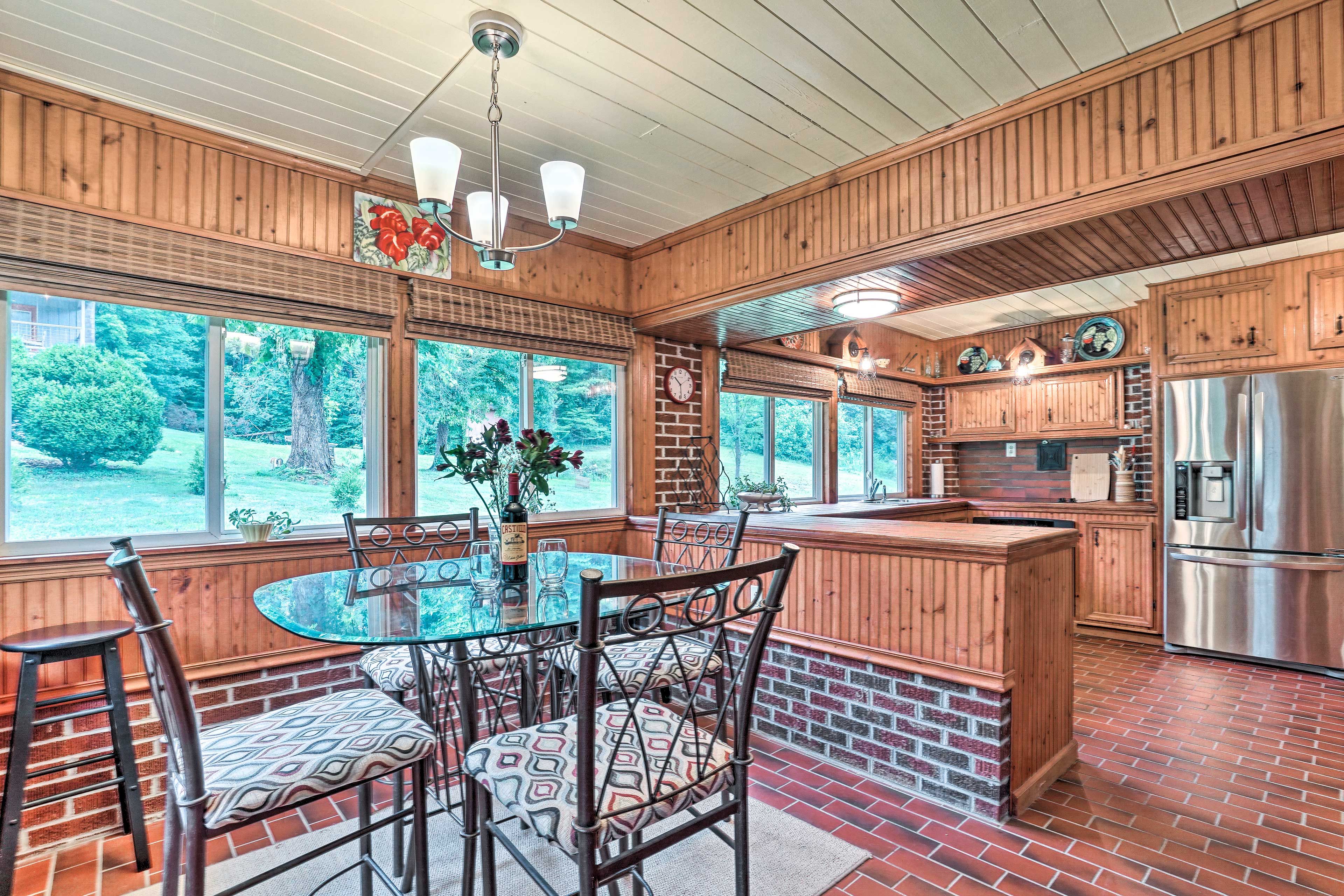 Dining Area | Dishes & Flatware Provided