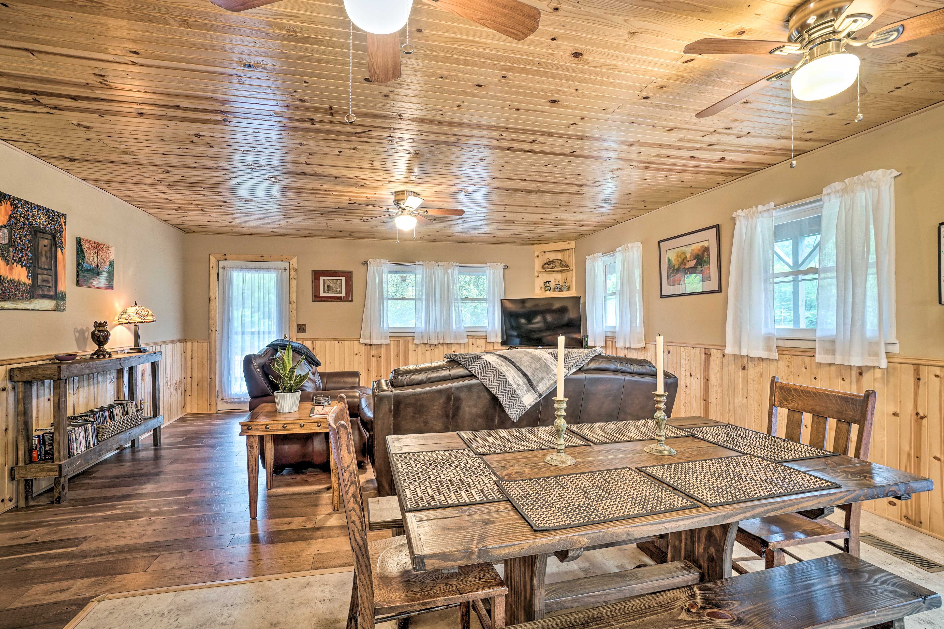 Dining Area | Dishware/Flatware Provided