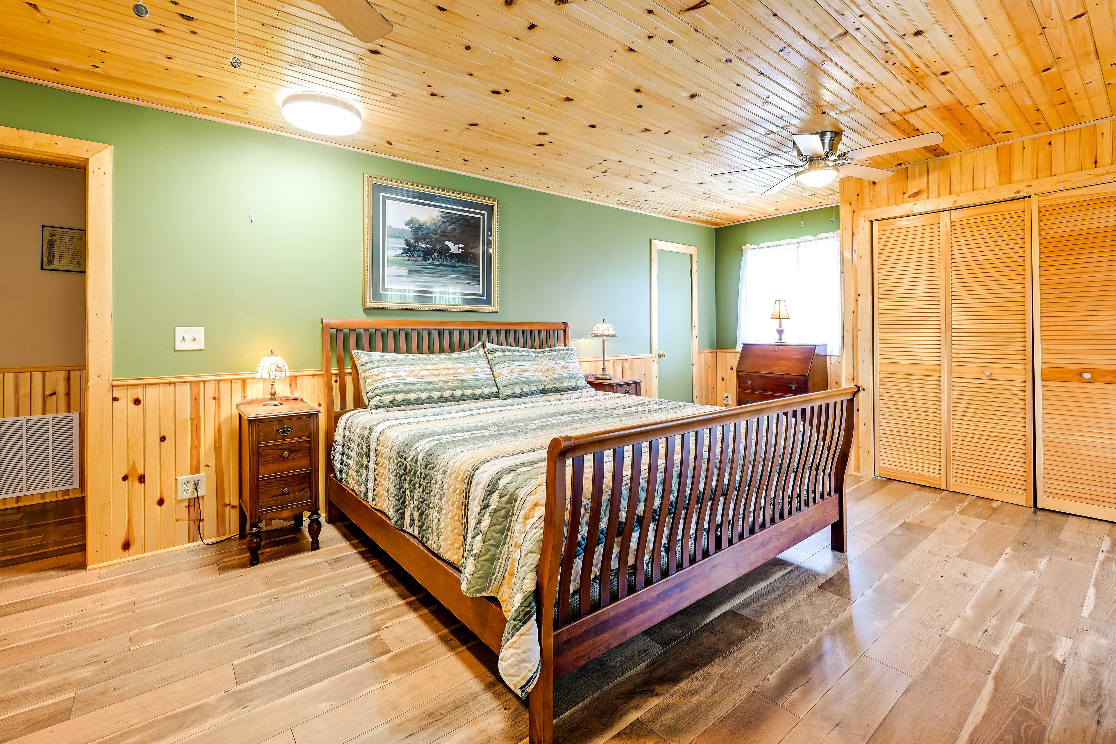 Bedroom 4 | King Bed | Main Floor | Linens & Towels | Full En-Suite Bathroom