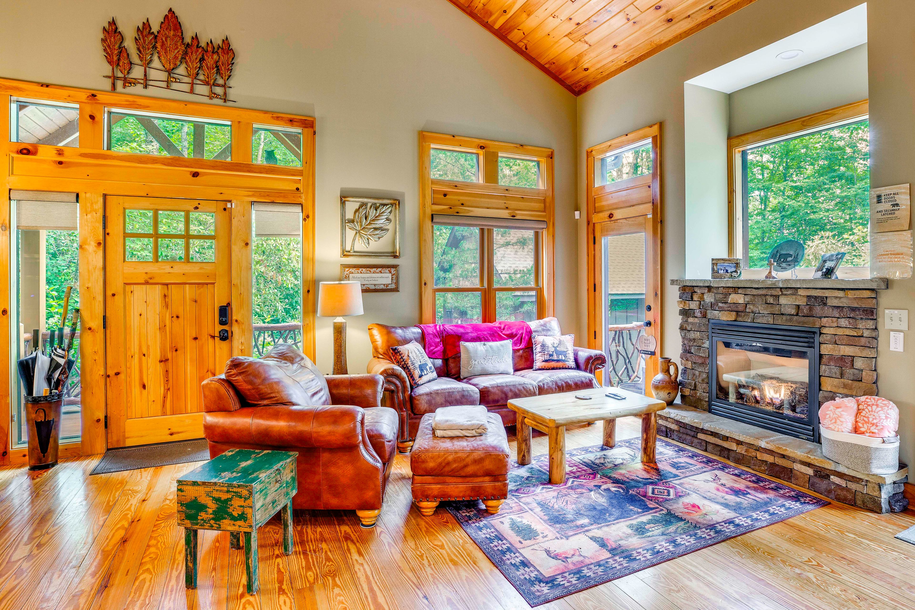 Living Room | Smart TV | Gas Fireplace | Main Level