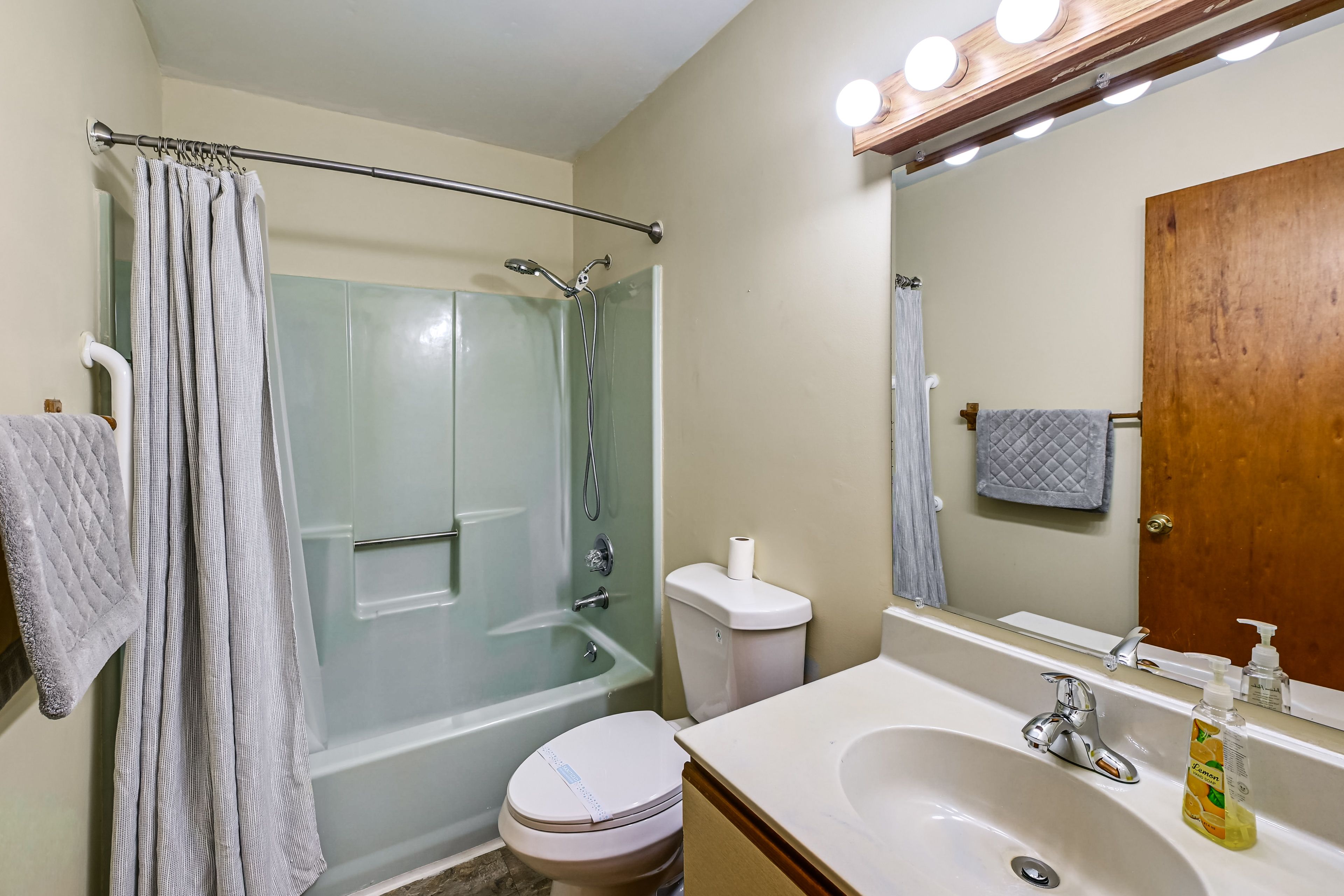 Full Bathroom
