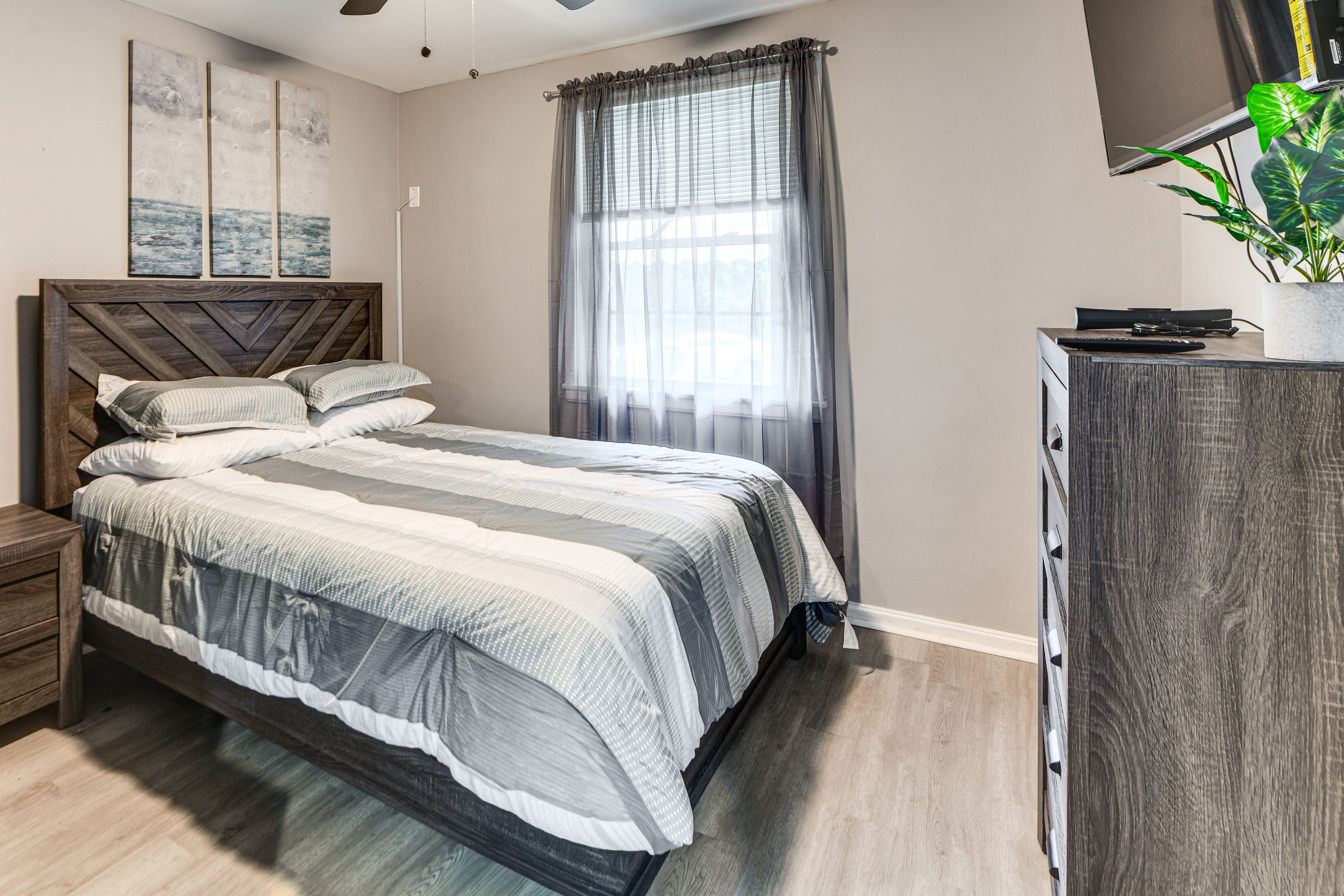 Bedroom 2 | Queen Bed | Smart TV