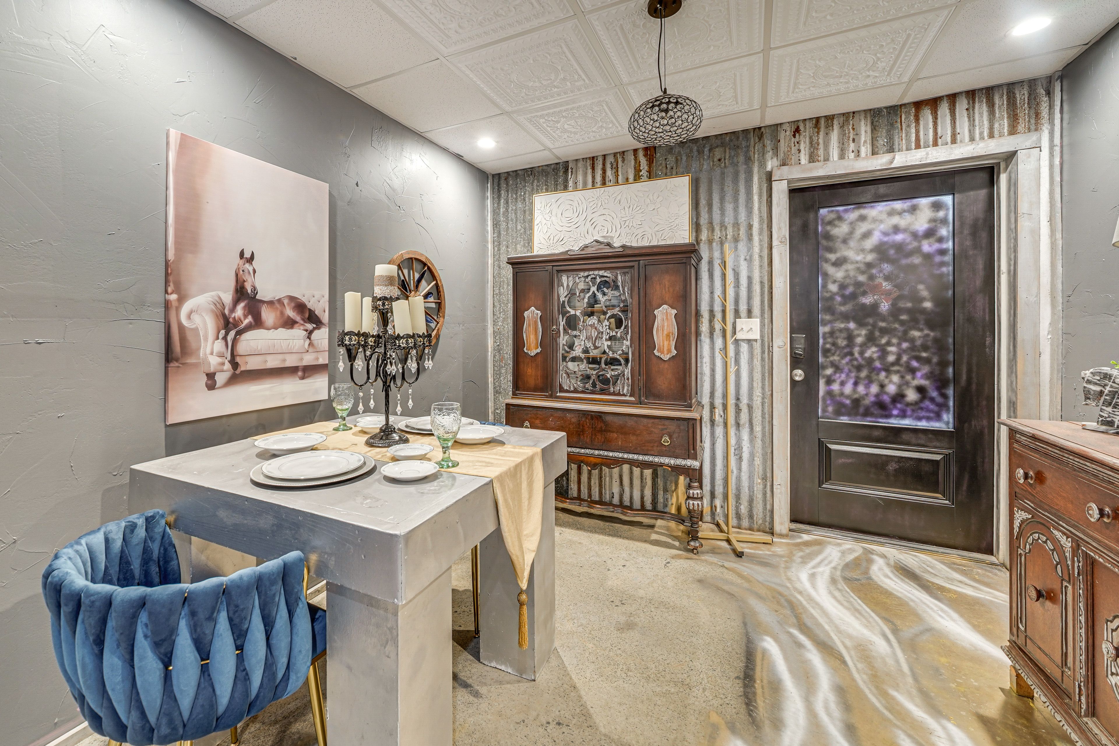 Dining Area | Dishware/Flatware Provided
