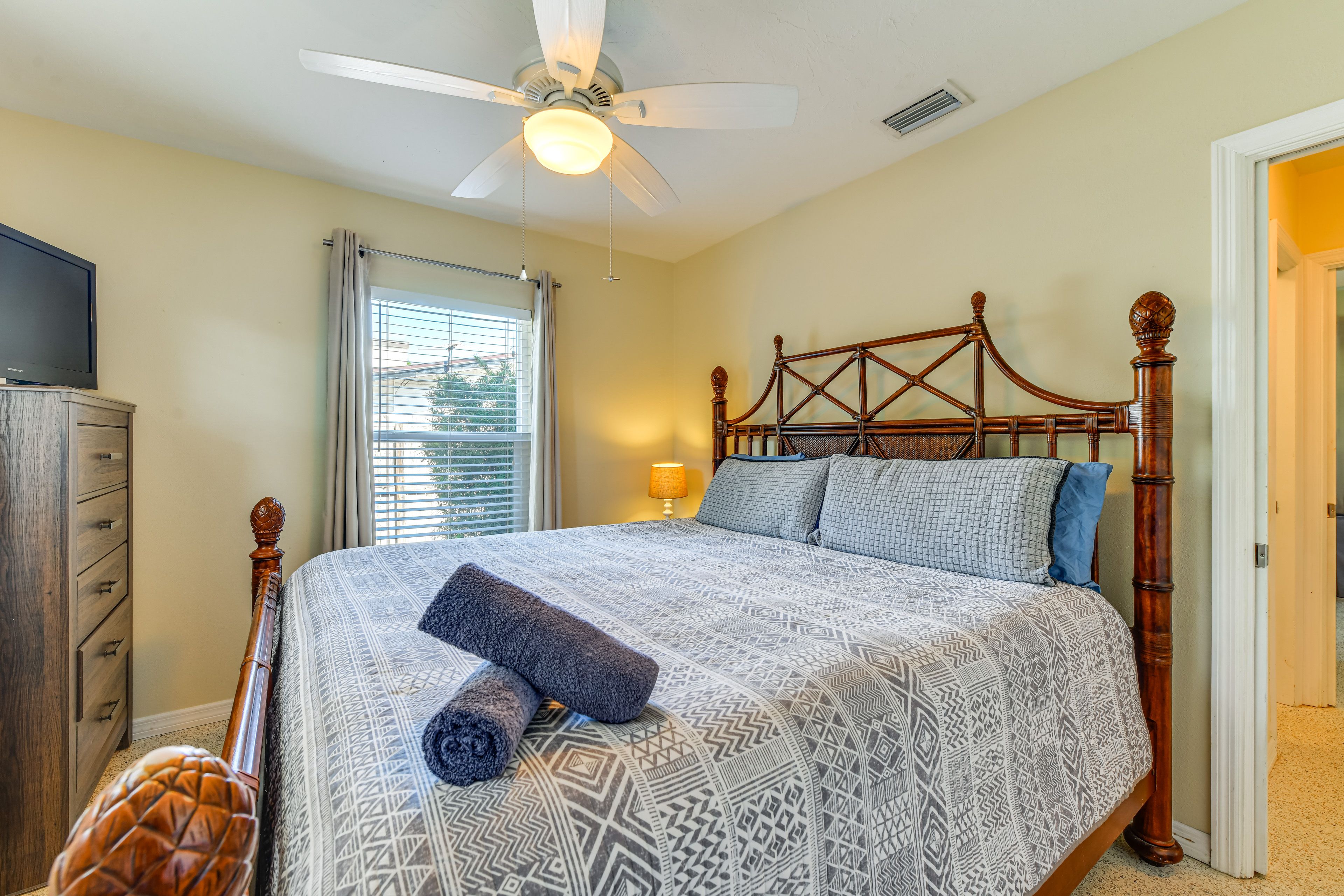 Bedroom 1 | King Bed