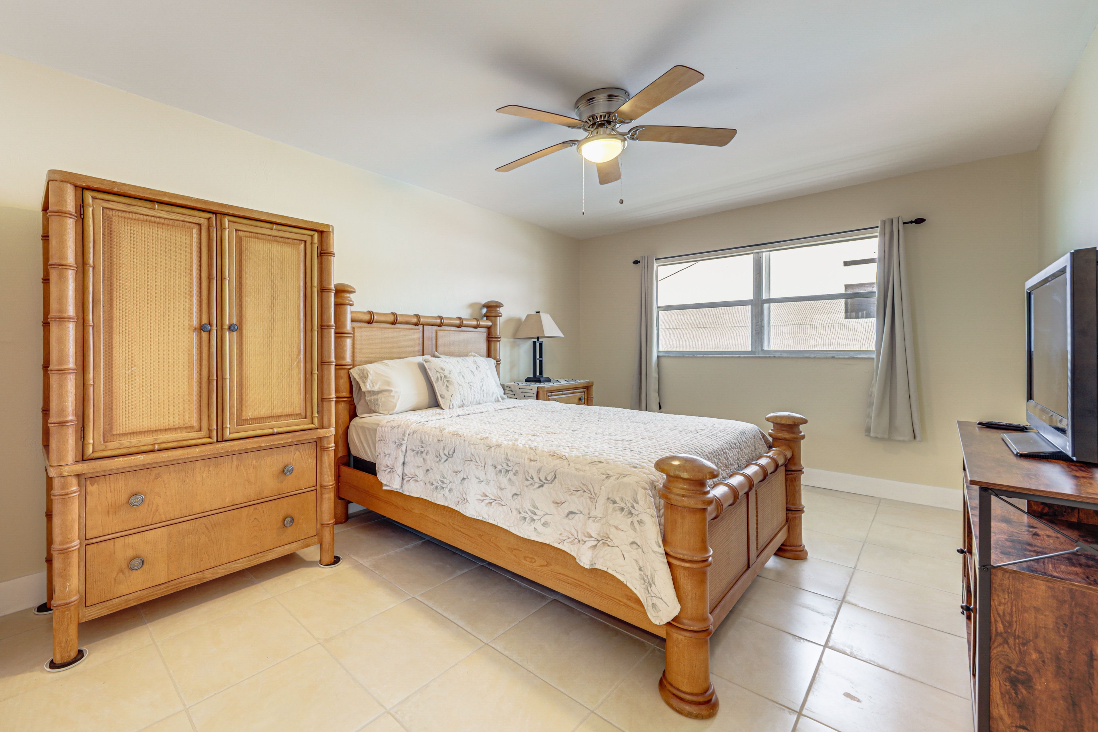 Bedroom | Queen Bed