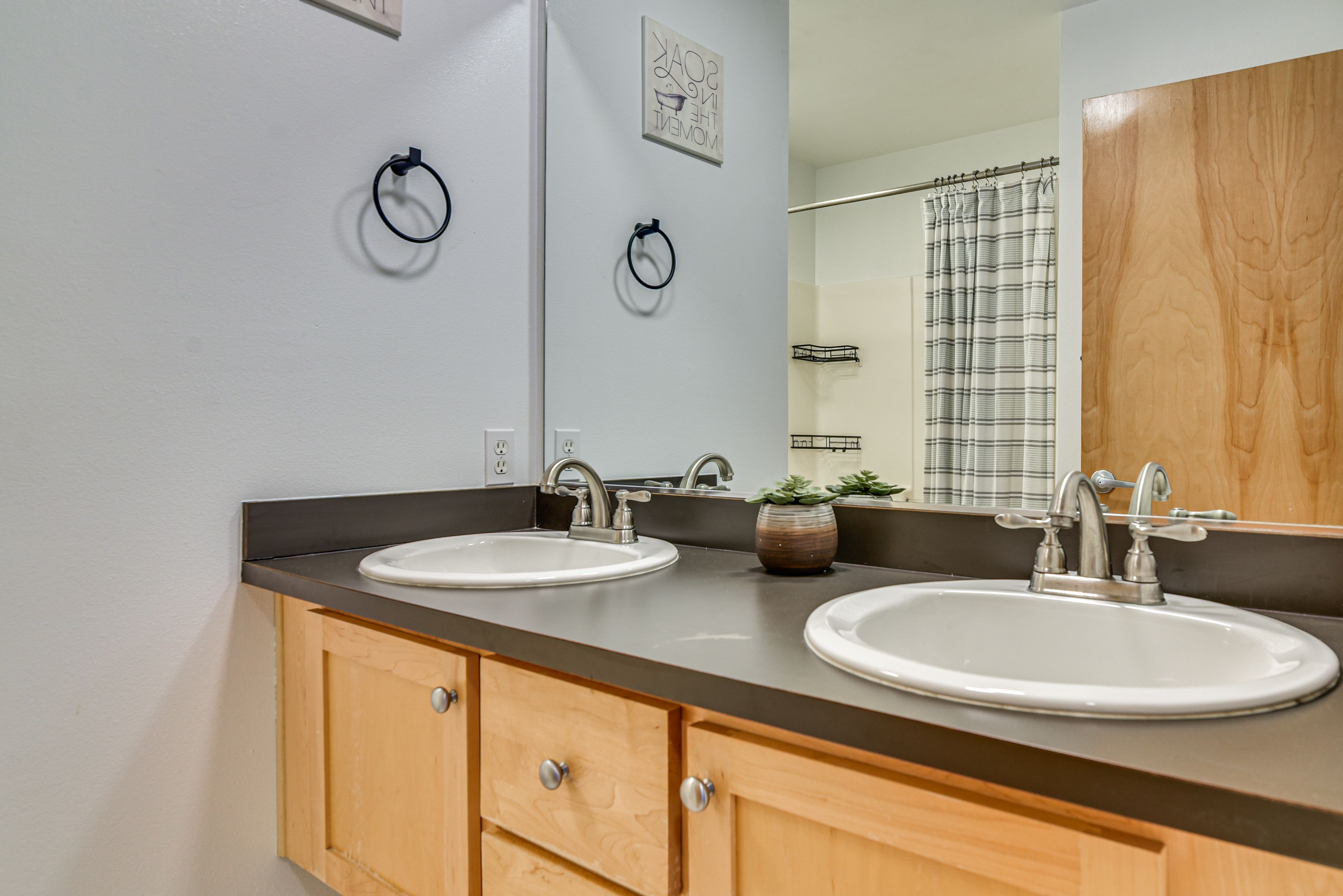 Full Bathroom w/ Tub | 3rd Floor