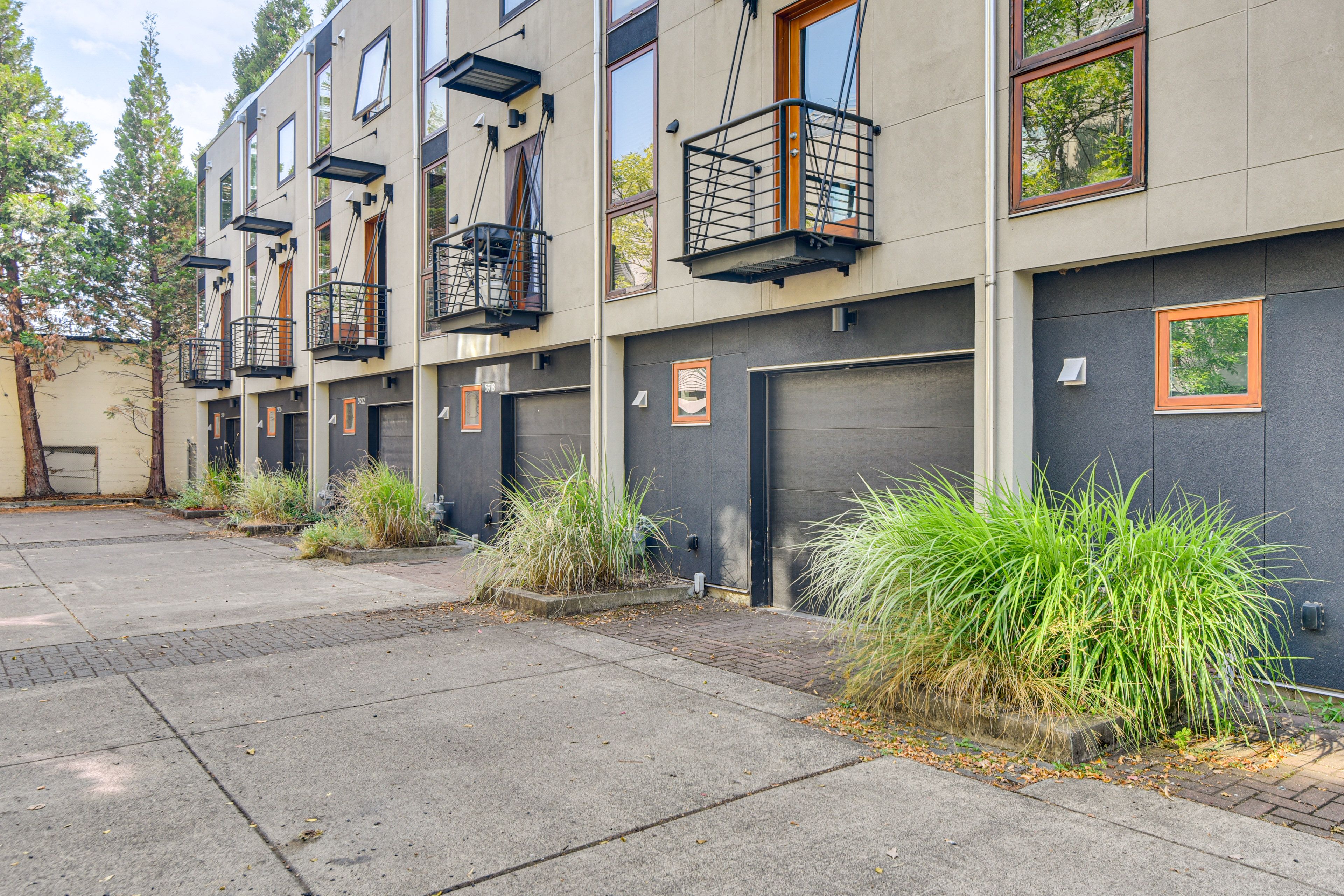 Garage Parking | 1 Vehicle | Street Parking