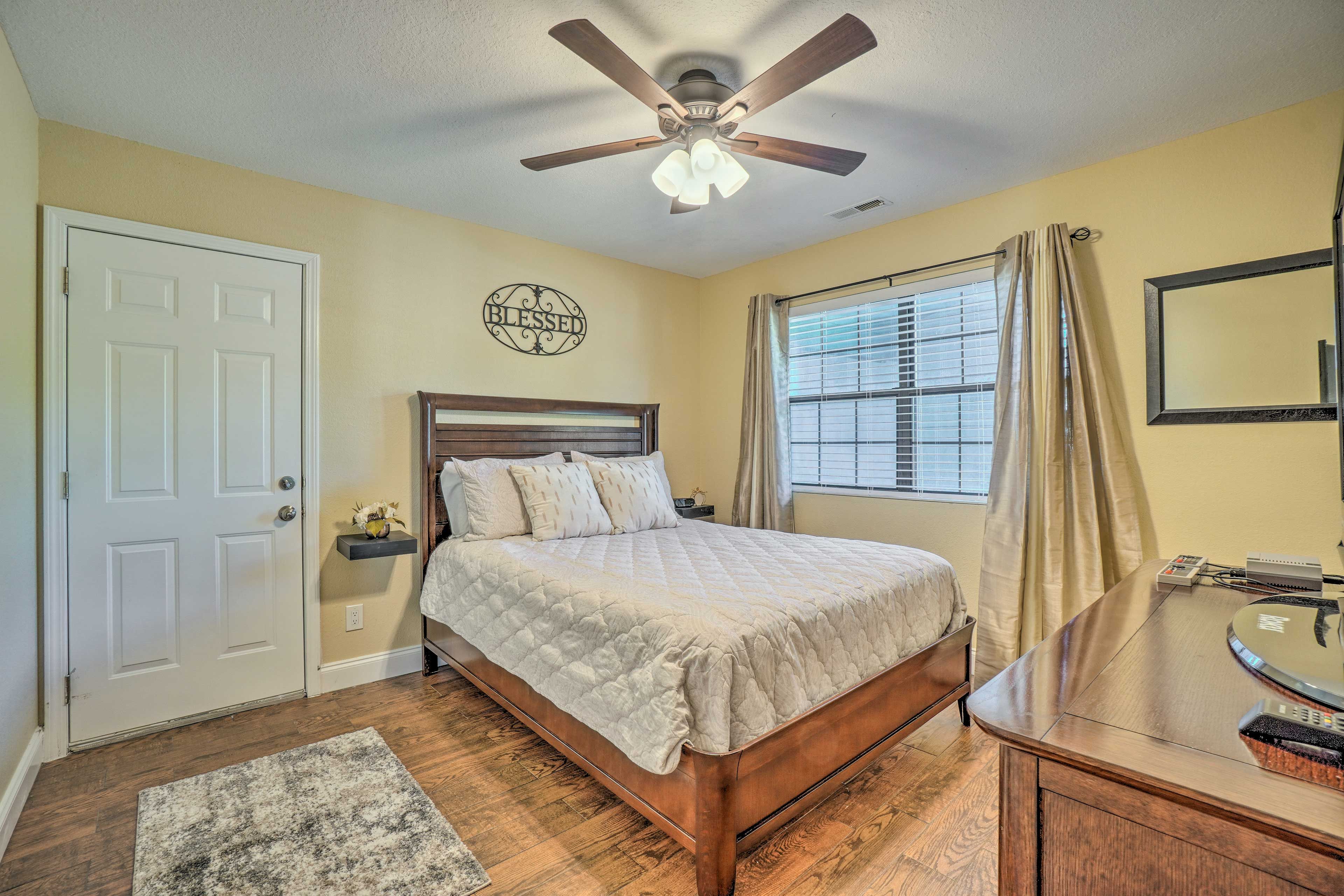 Bedroom 2 | Queen Bed | Unit 5