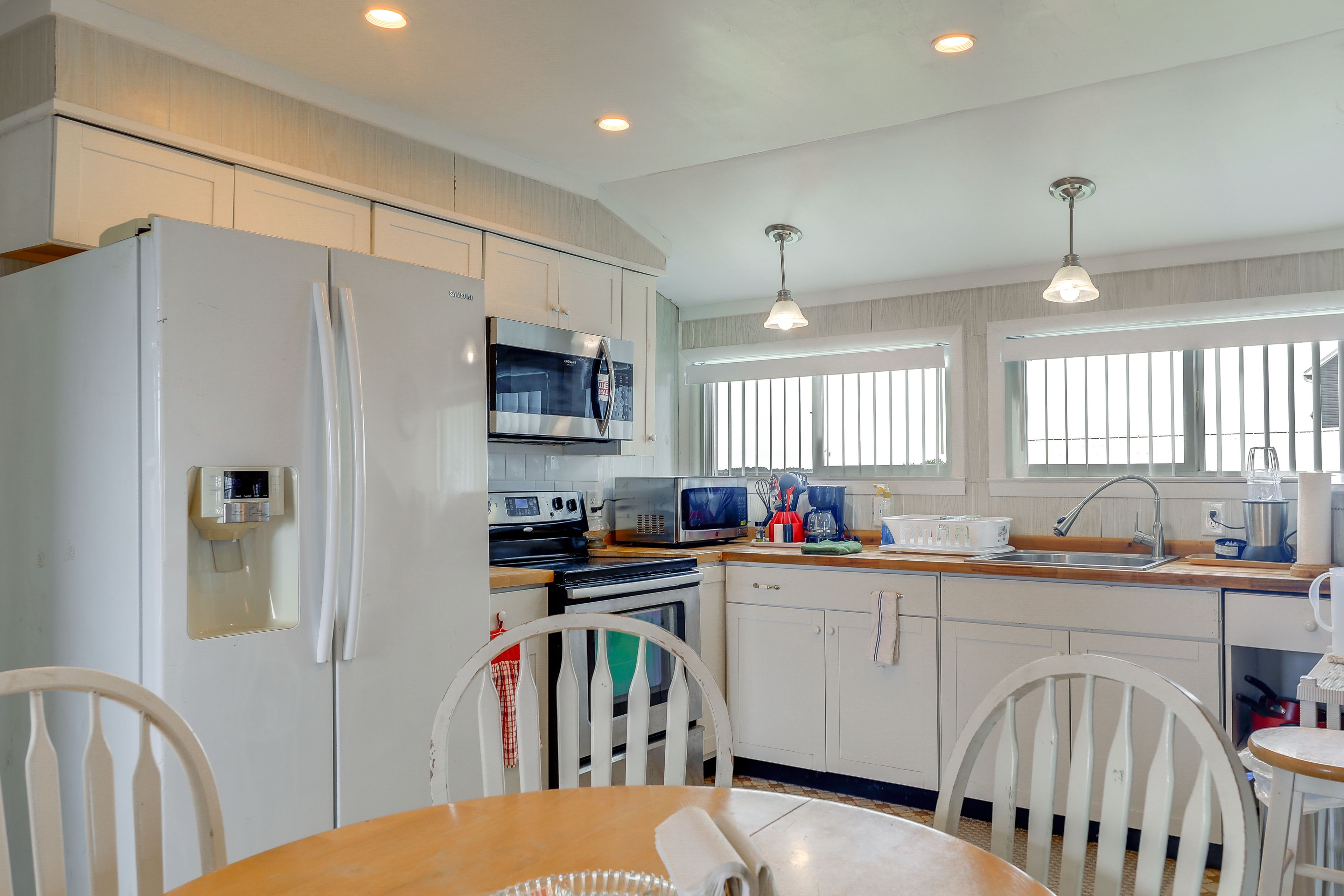 Kitchen & Dining Area