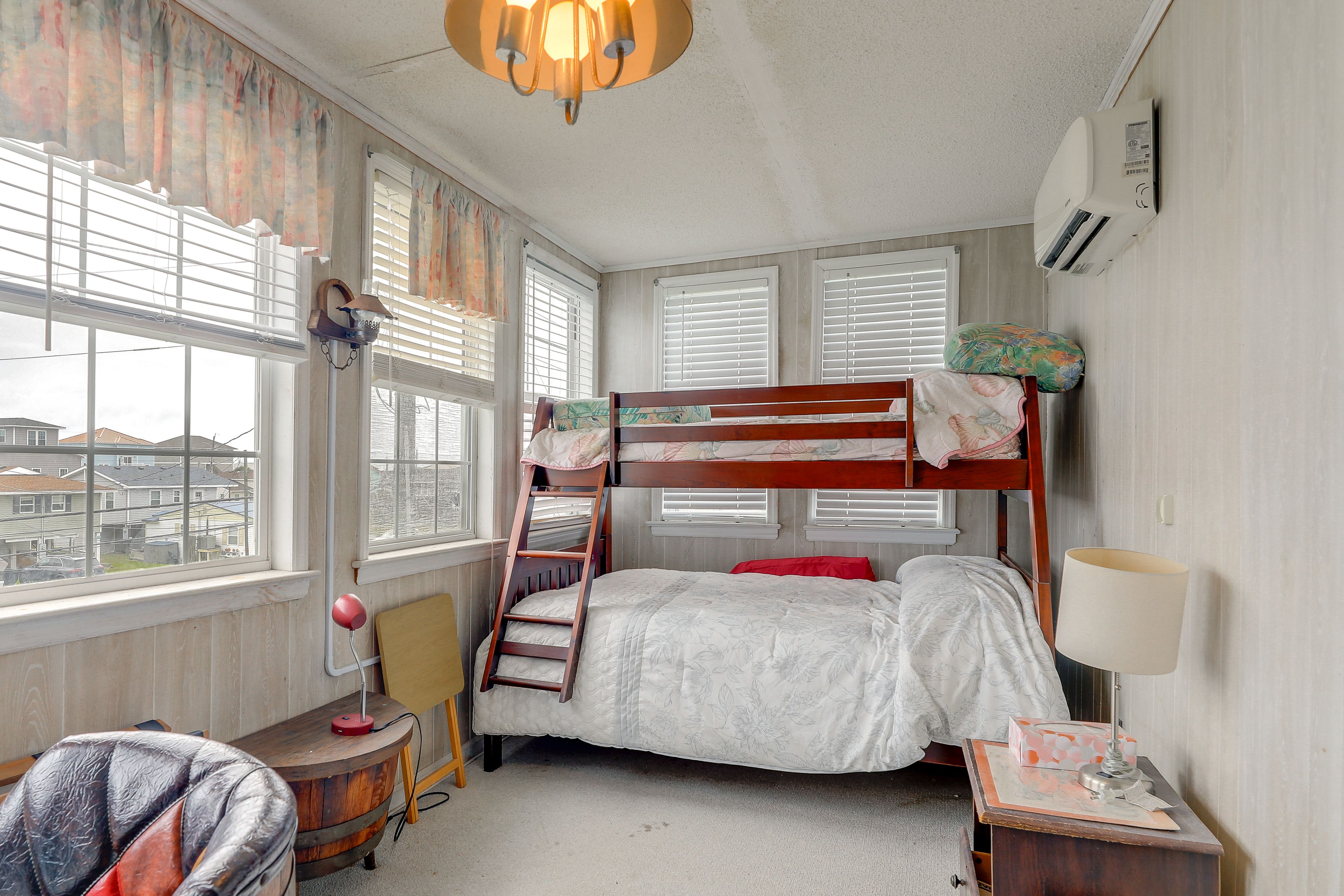 Bedroom 2 | Twin/Full Bunk Bed
