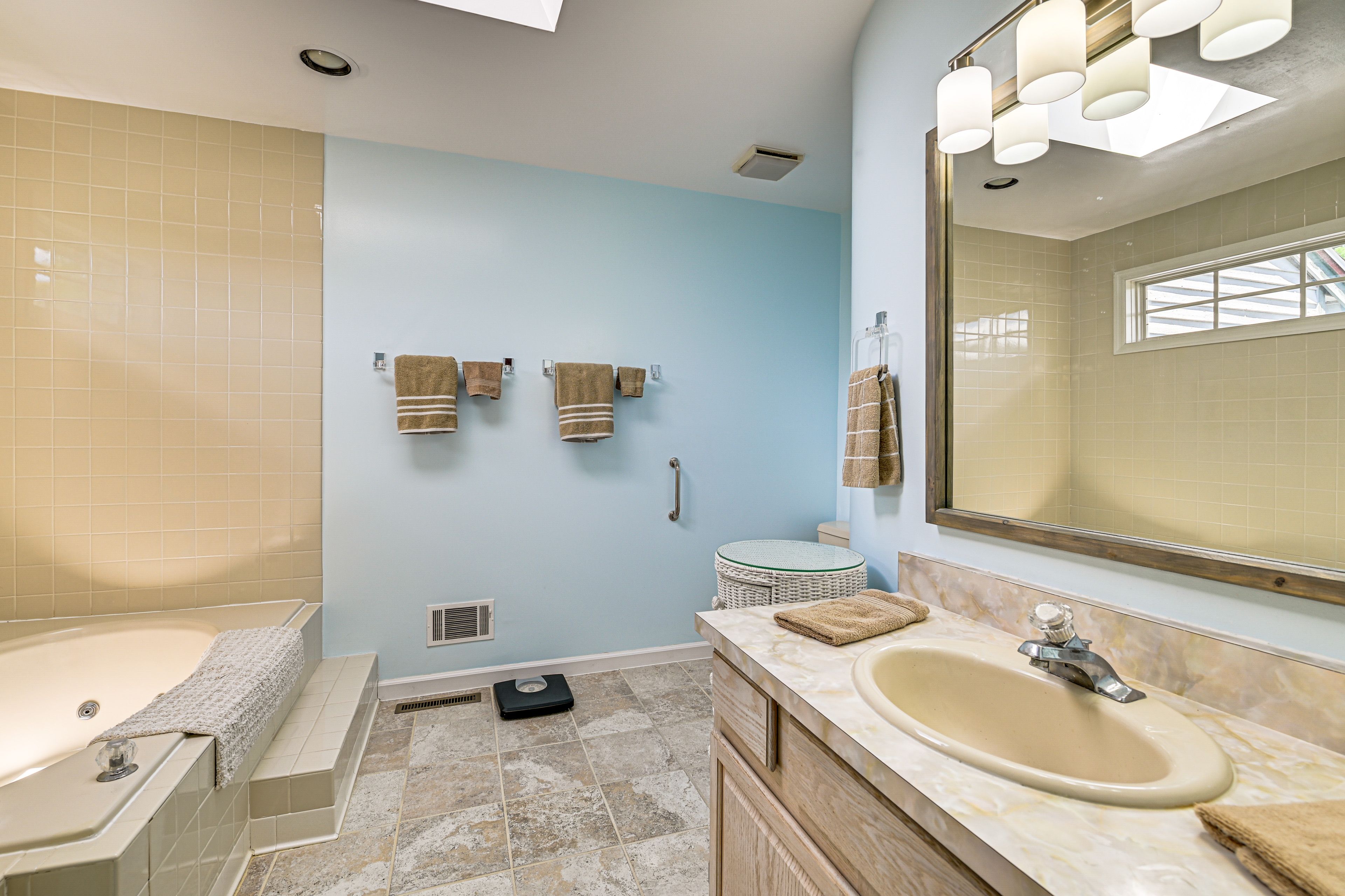 Full Bathroom | Upper Level