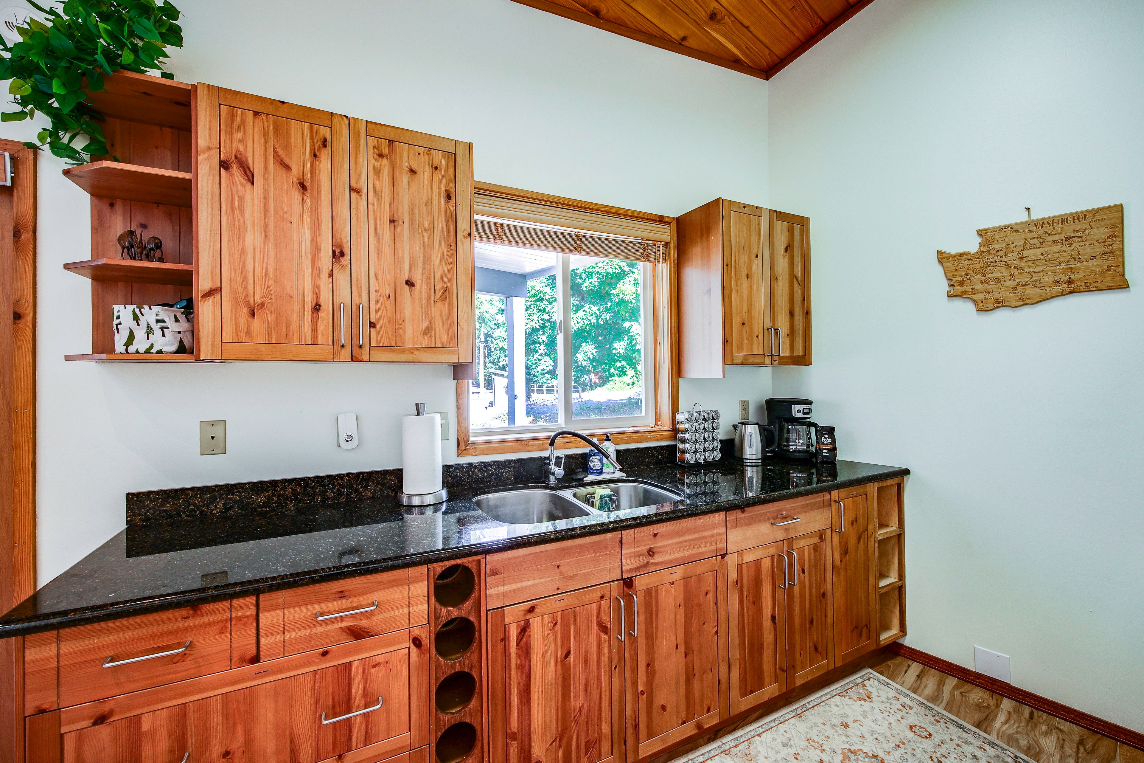 Kitchen | Cooking Basics | Dining Area | Dishes & Flatware Provided