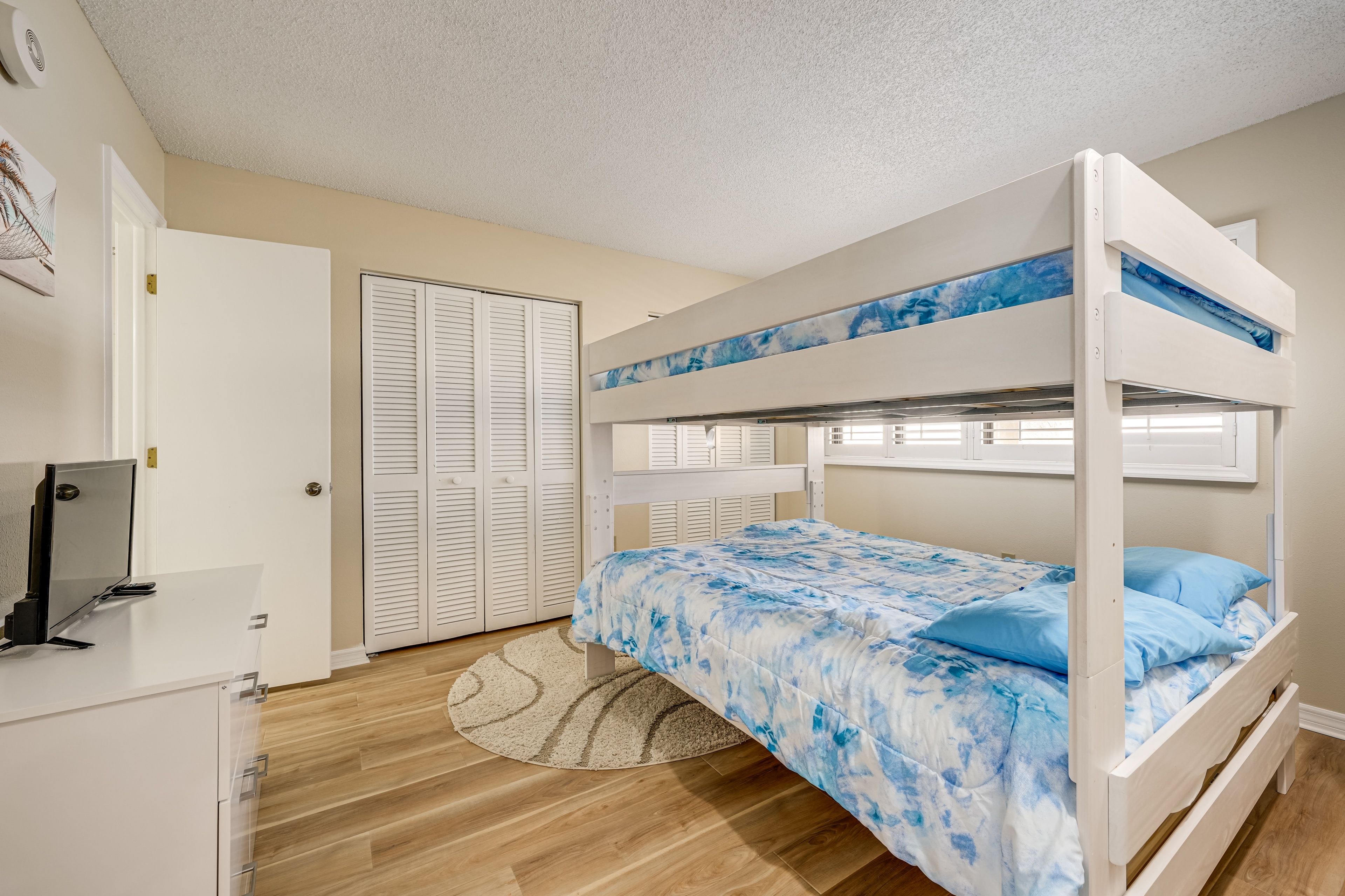 Bedroom 2 | Queen Bunk Bed